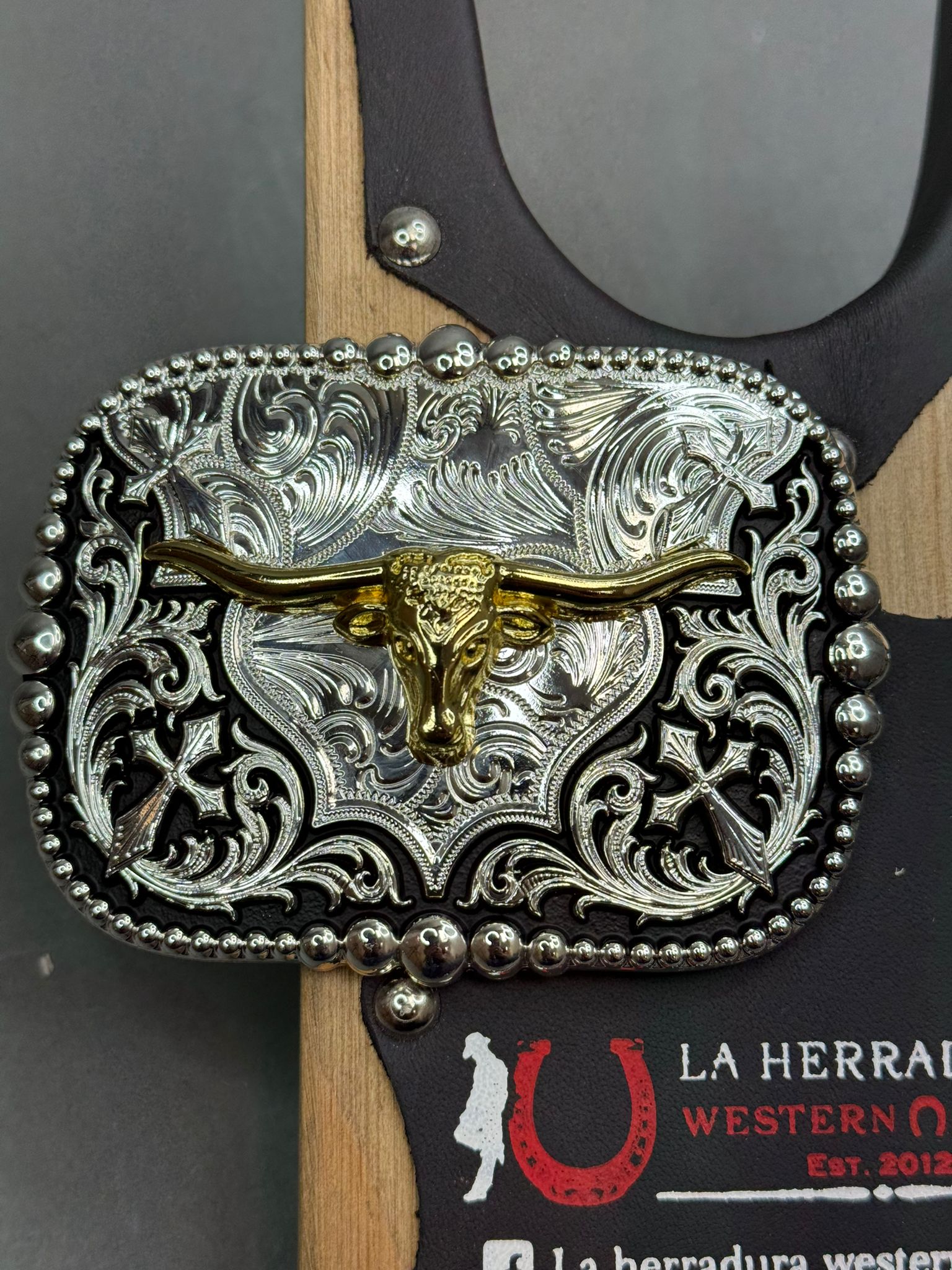 ROUNDED SQUARE SILVER BLACK WITH GOLD BULL BUCKLE