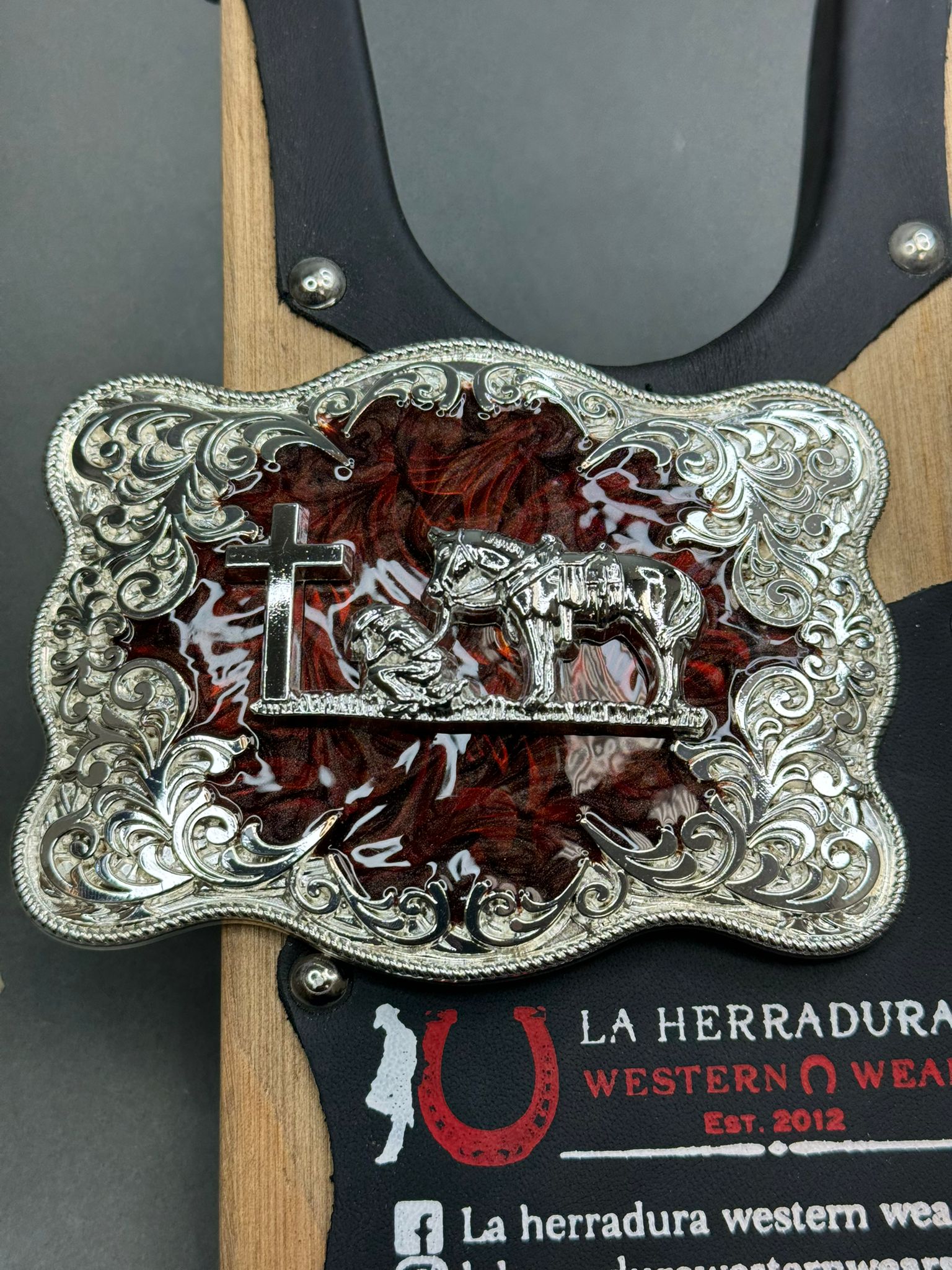DETAILED SQUARE SILVER GLOSSY RED UNDERLAY CROSS & HORSE BUCKLE