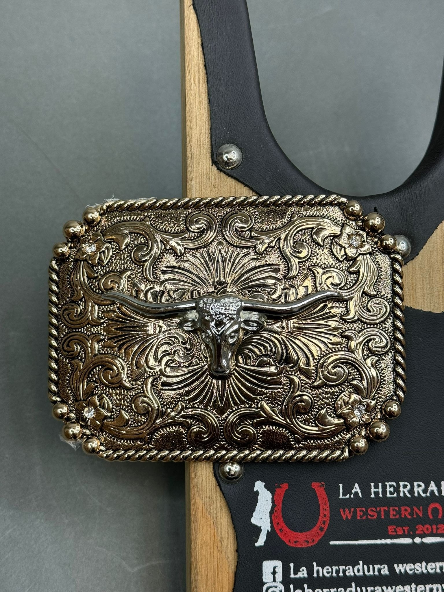 ROUNDED DETAIL SQUARE DARK GOLD SILVER BULL BUCKLE