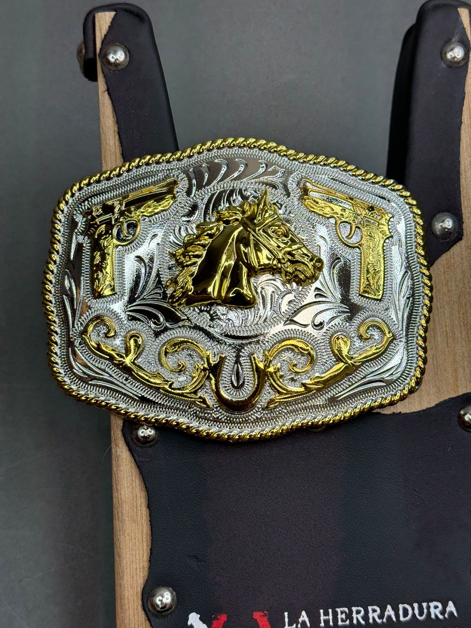 ROUNDED GOLD HORSE & TRIM DETAIL SILVER BUCKLE