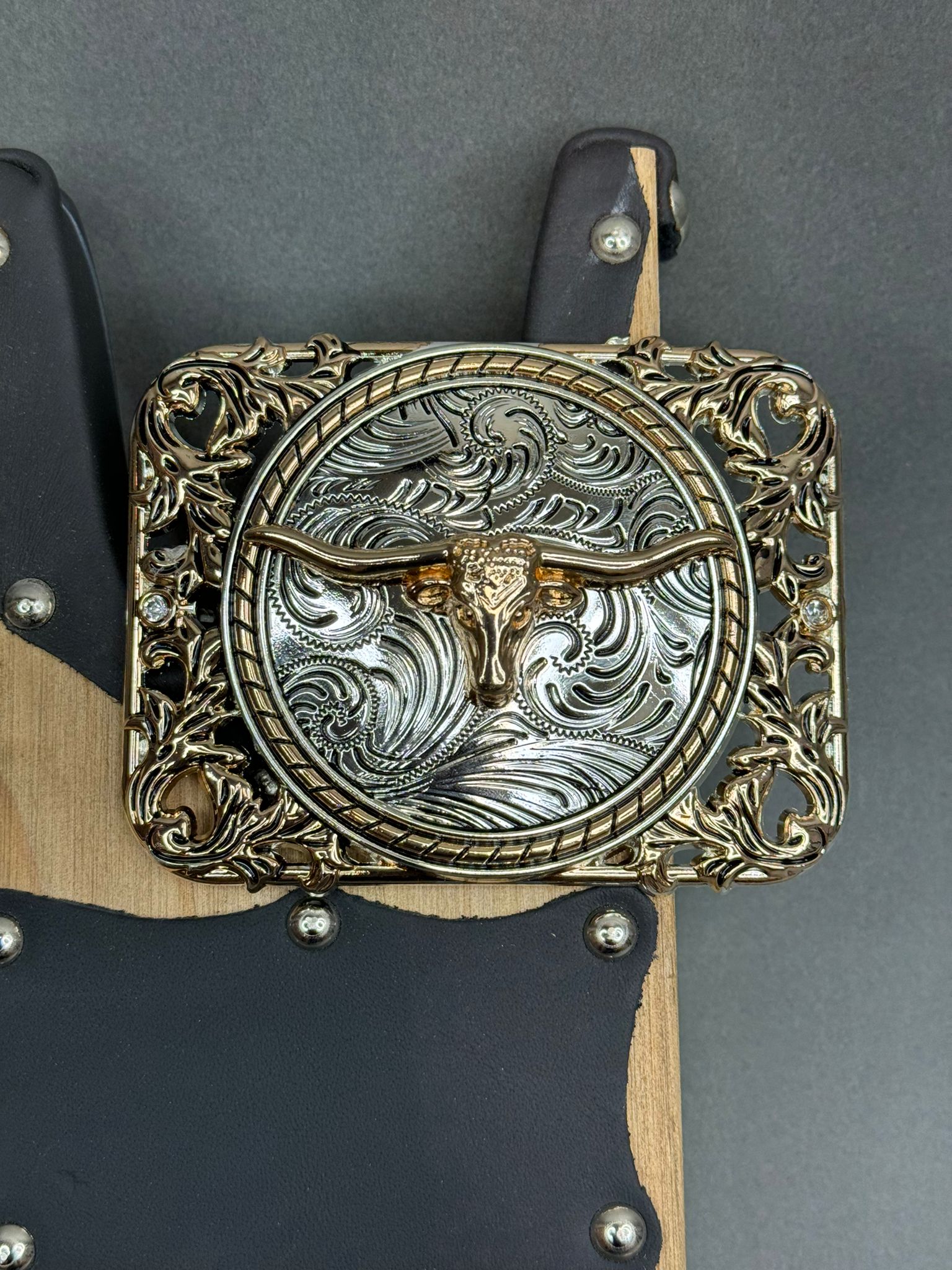OPEN ROUND SQUARE GOLD BULL SILVER UNDERLAY BUCKLE