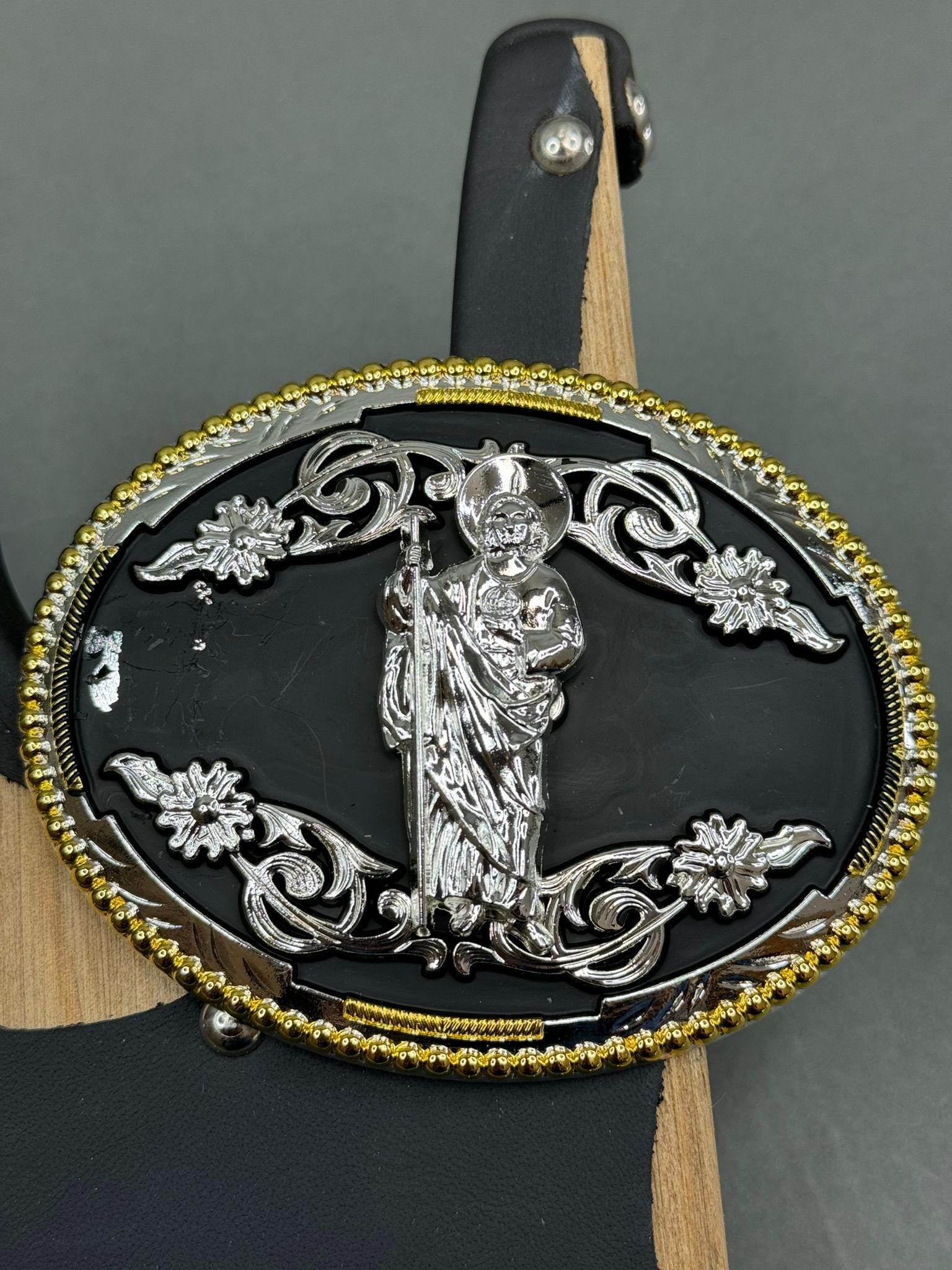 ROUND GOLD BORDER WITH BLACK UNDERLAY SILVER SAN JUDAS DETAIL BUCKLE