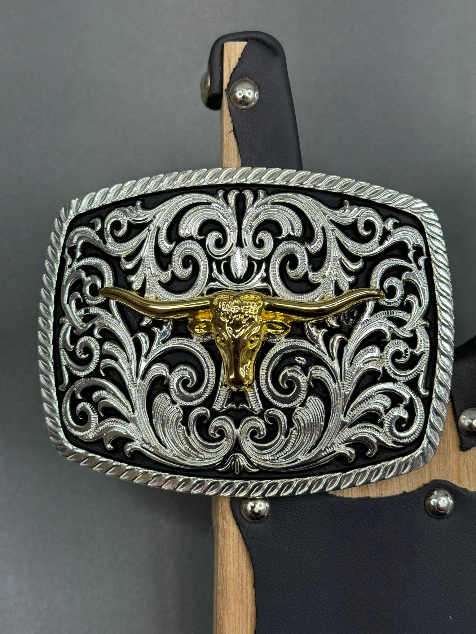 ROUND SQUARE SILVER OPEN UNDERLAY DETAIL WITH GOLD BULL BUCKLE
