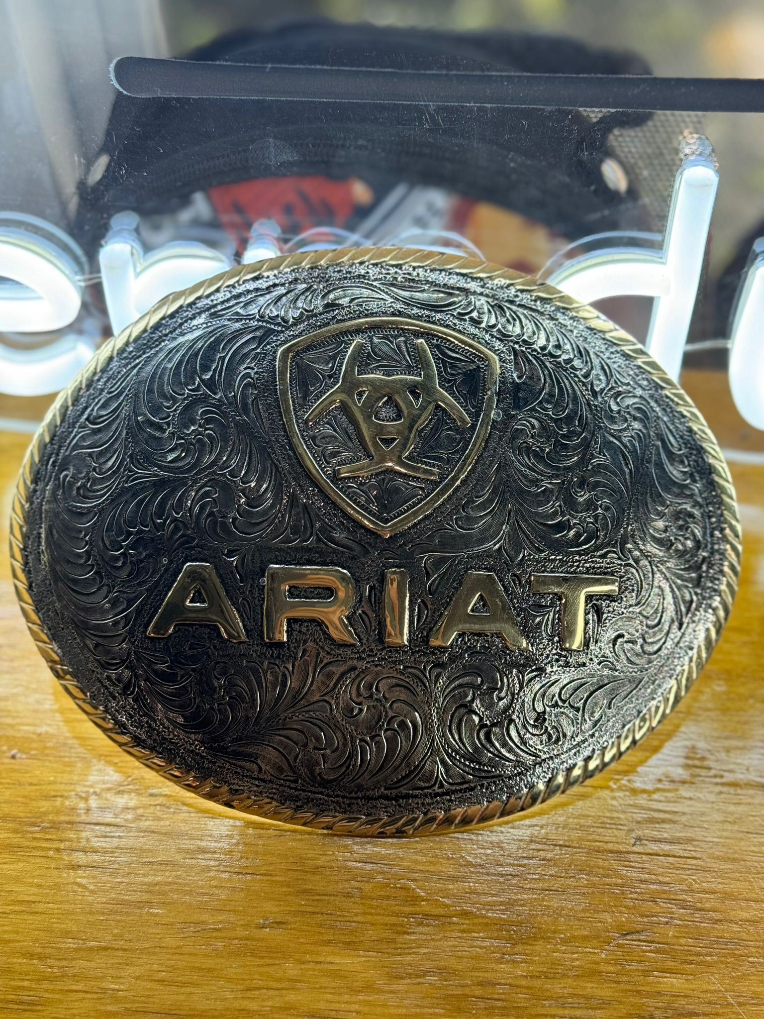 ROUND ARIAT SILVER WITH GOLD TRIM BUCKLE