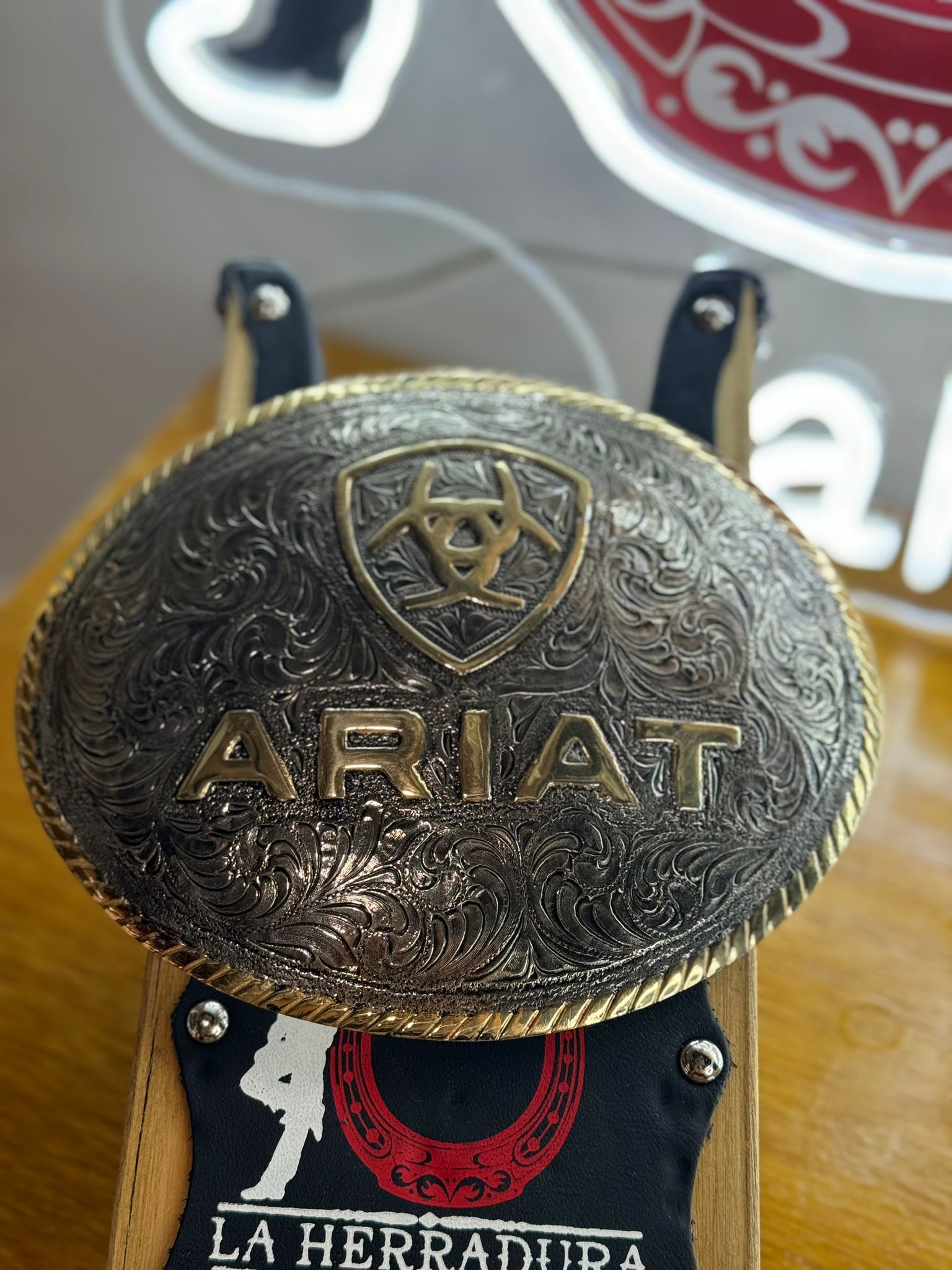ROUND ARIAT SILVER WITH GOLD TRIM BUCKLE