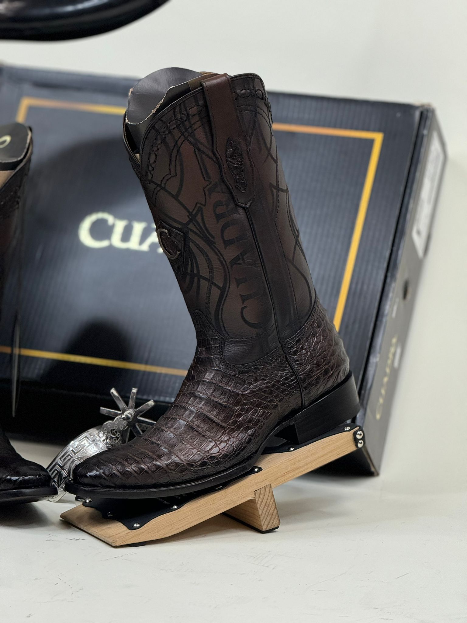 BOTAS CUADRA TEJIDA FUSCUS COLA NEGRO