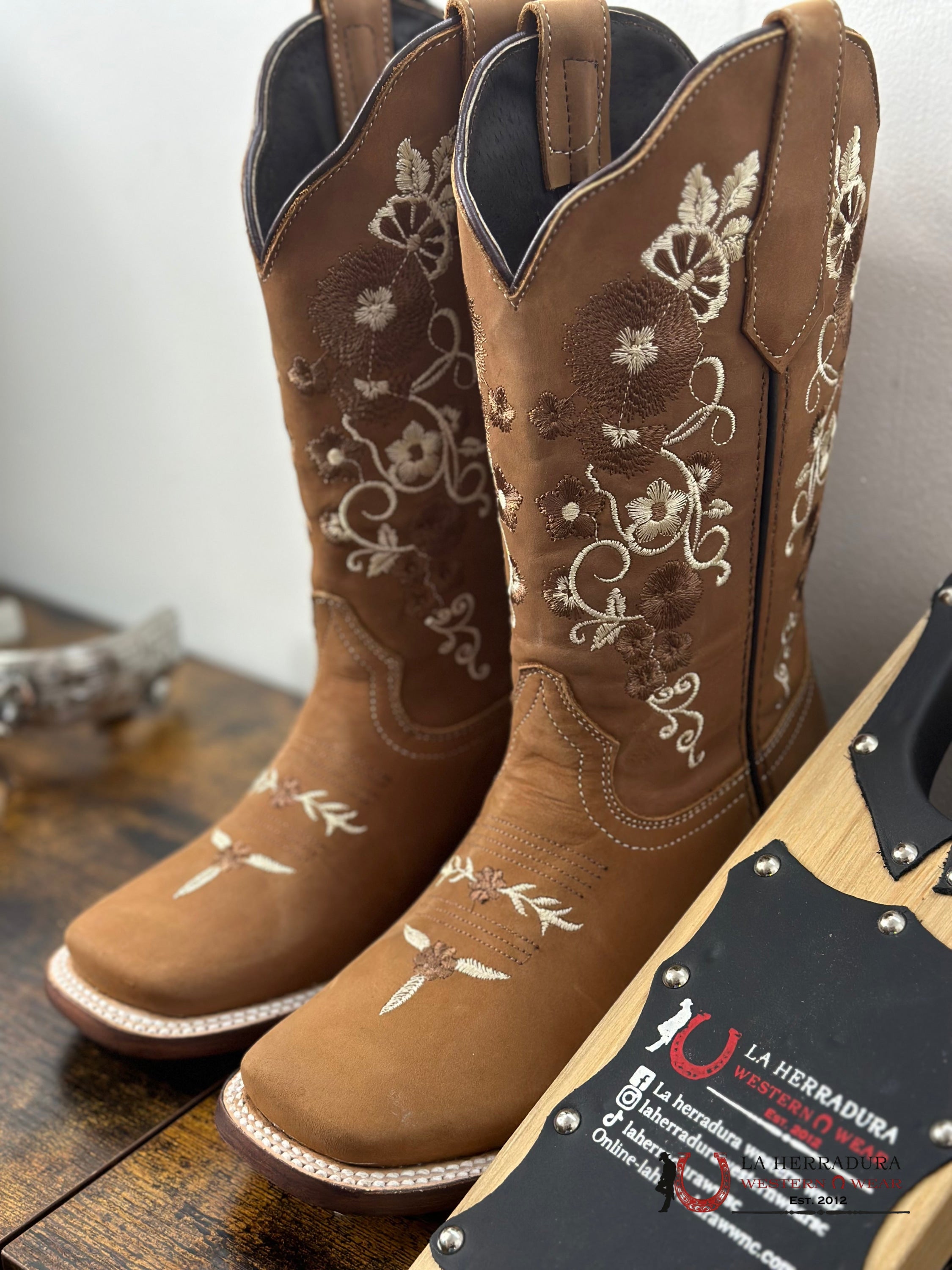 Agave Nicole Nobuck Arena Cuero Square Toe Boot Botas Mujeres