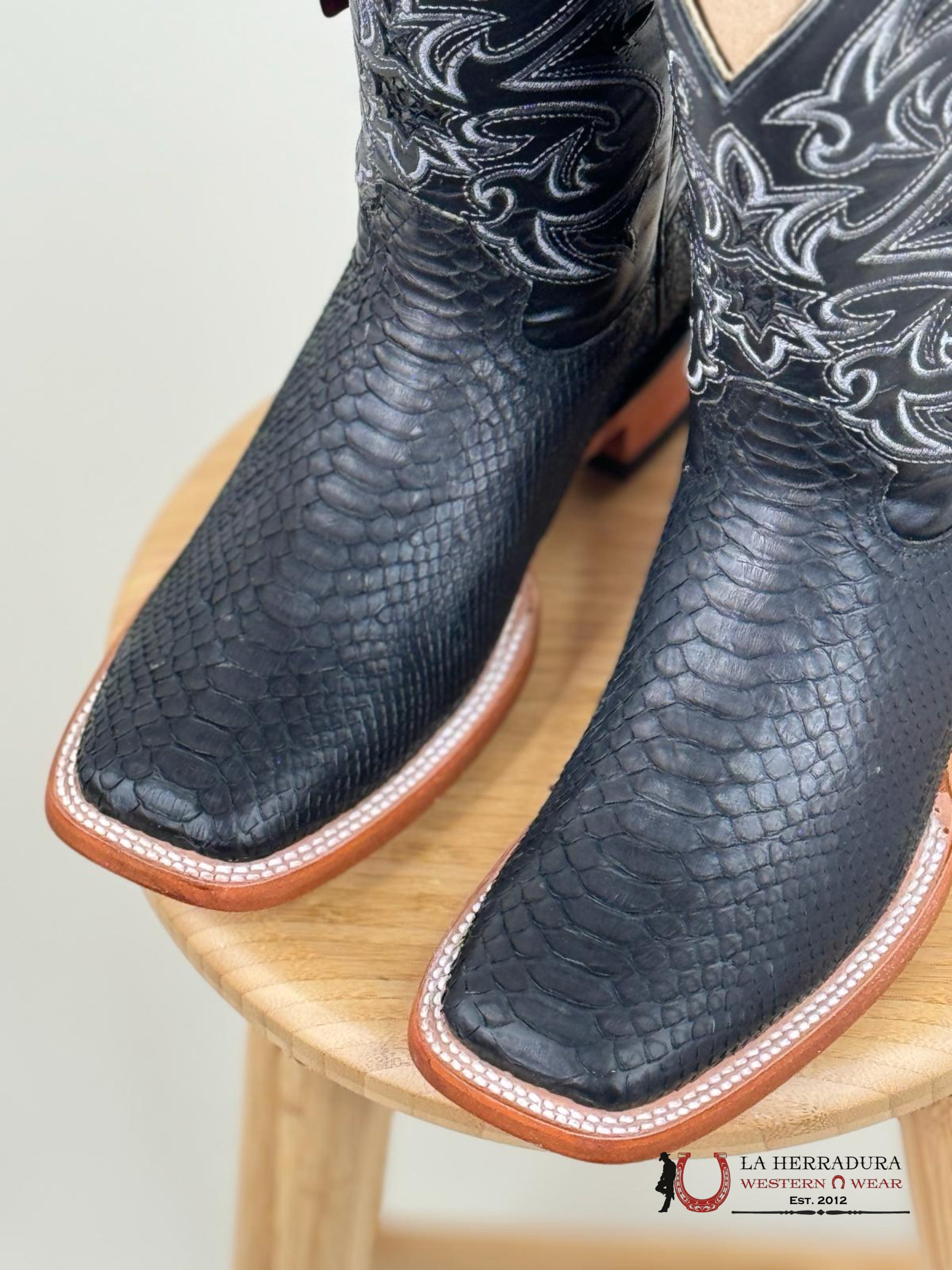 ARANGO MEN PRO-RODEO EXOTIC BLACK PYTHON PLUNGE 4802