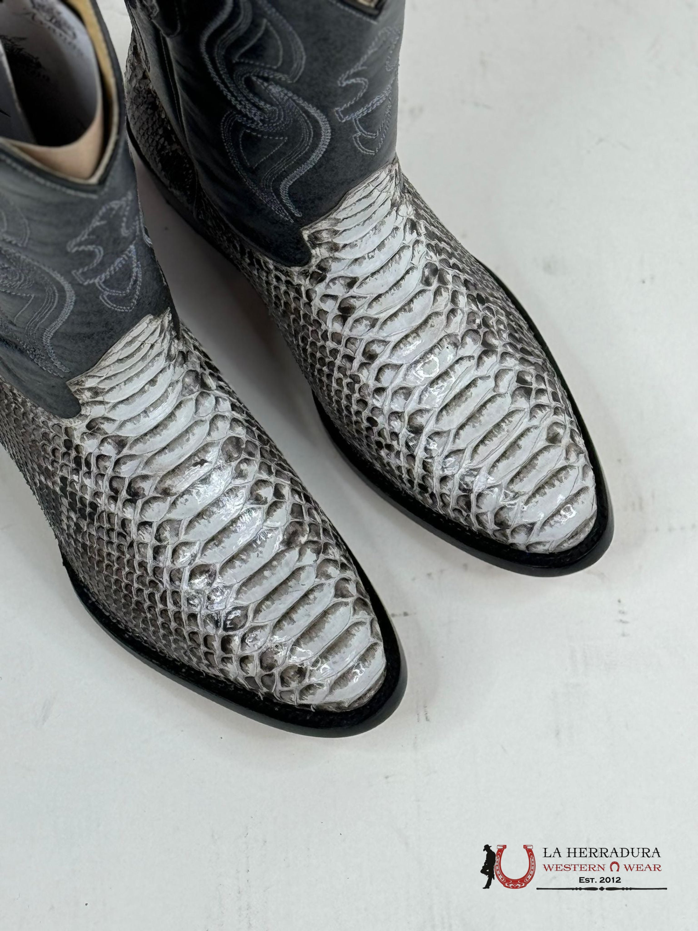 Arango Boots Semi-Oval Exotic Python Natural Botas Hombres