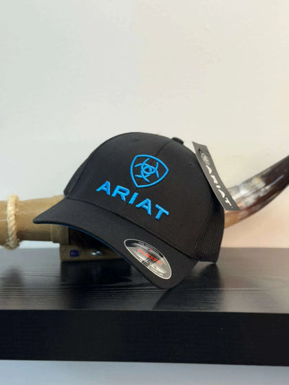 GORRA ARIAT NEGRA CON ESCUDO AZUL