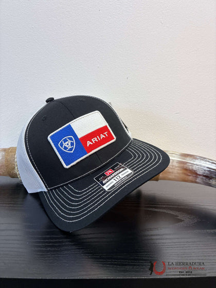 GORRA ARIAT NEGRA CON BANDERA DE TEXAS A COLOR