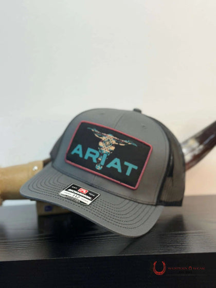 GORRA ARIAT DERK GRIS CON NEGRO
