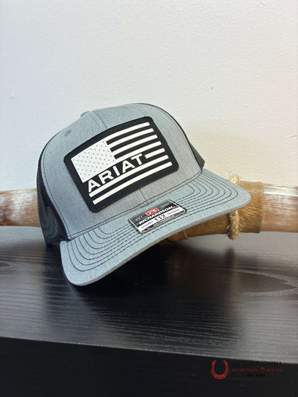 GORRA ARIAT GRIS CON BANDERA AMERICANA