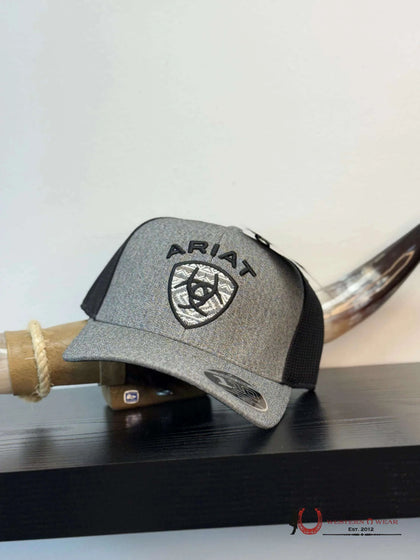 GORRA ARIAT GRIS CON ESCUDO NEGRO