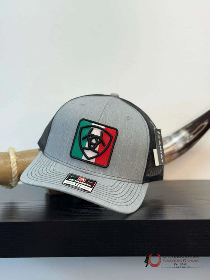 GORRA ARIAT GRIS CLARO CON BANDERA DE MÉXICO EN COLORES