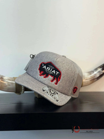 GORRA ARIAT GRIS CON ROJO