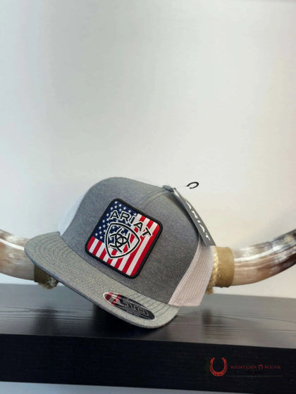 GORRA ARIAT GRIS CLARO CON BANDERA AMERICANA A COLOR