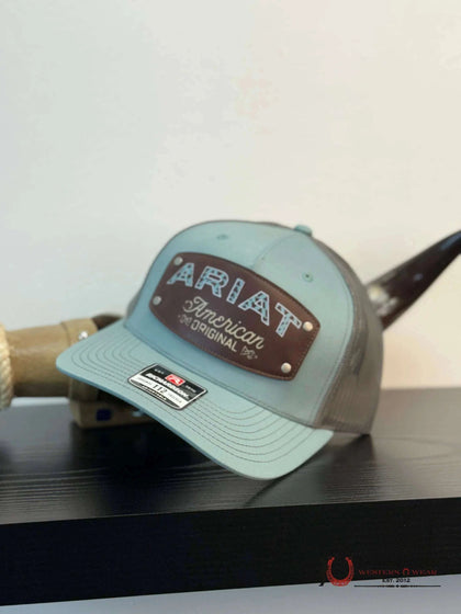 GORRA ARIAT AZUL TÍMIDO CON CAFÉ
