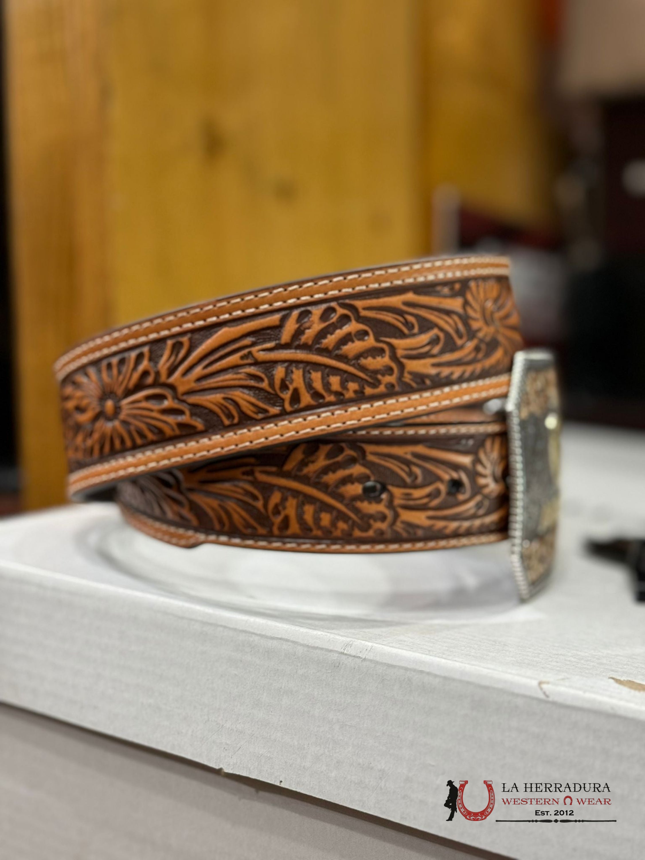 Ariat Hand Tooled Honey Belt & Buckle Cinturones Hombres