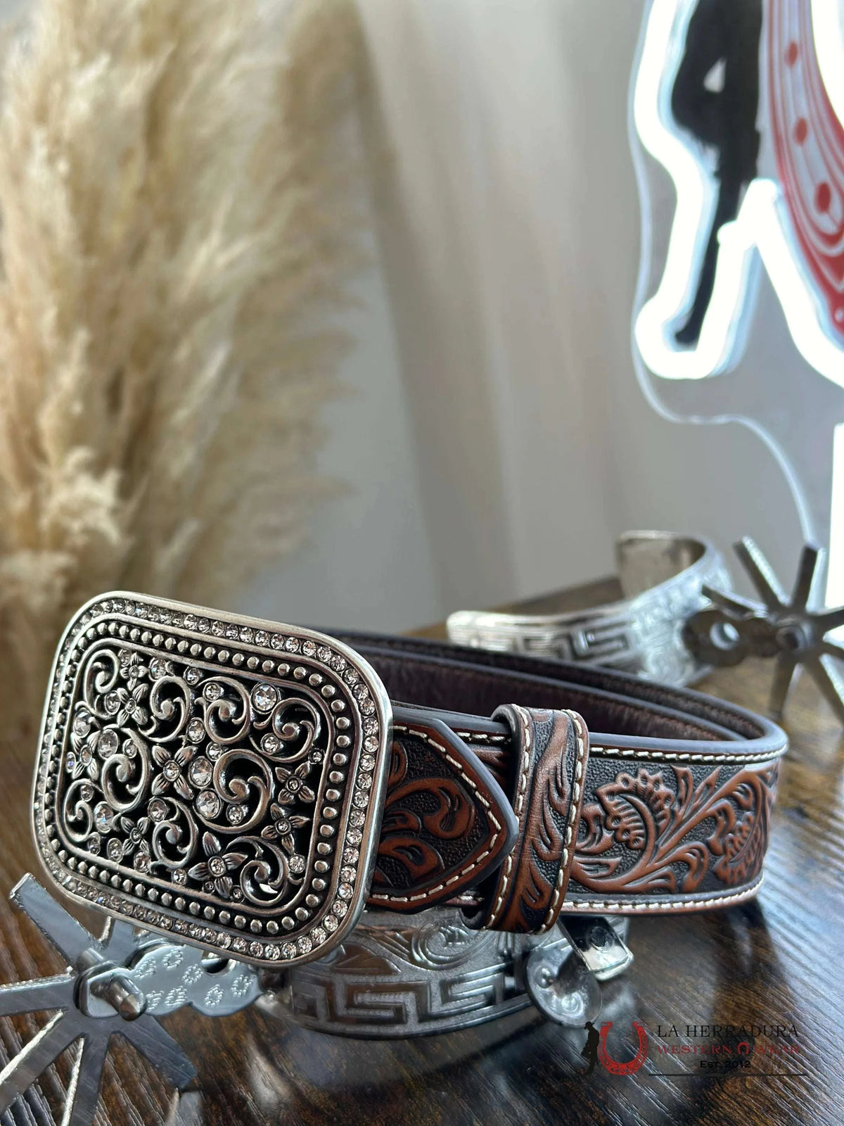 ARIAT HAND TOOLED LIGHTER TAN SPARKLE BUCKLE - La Herradura