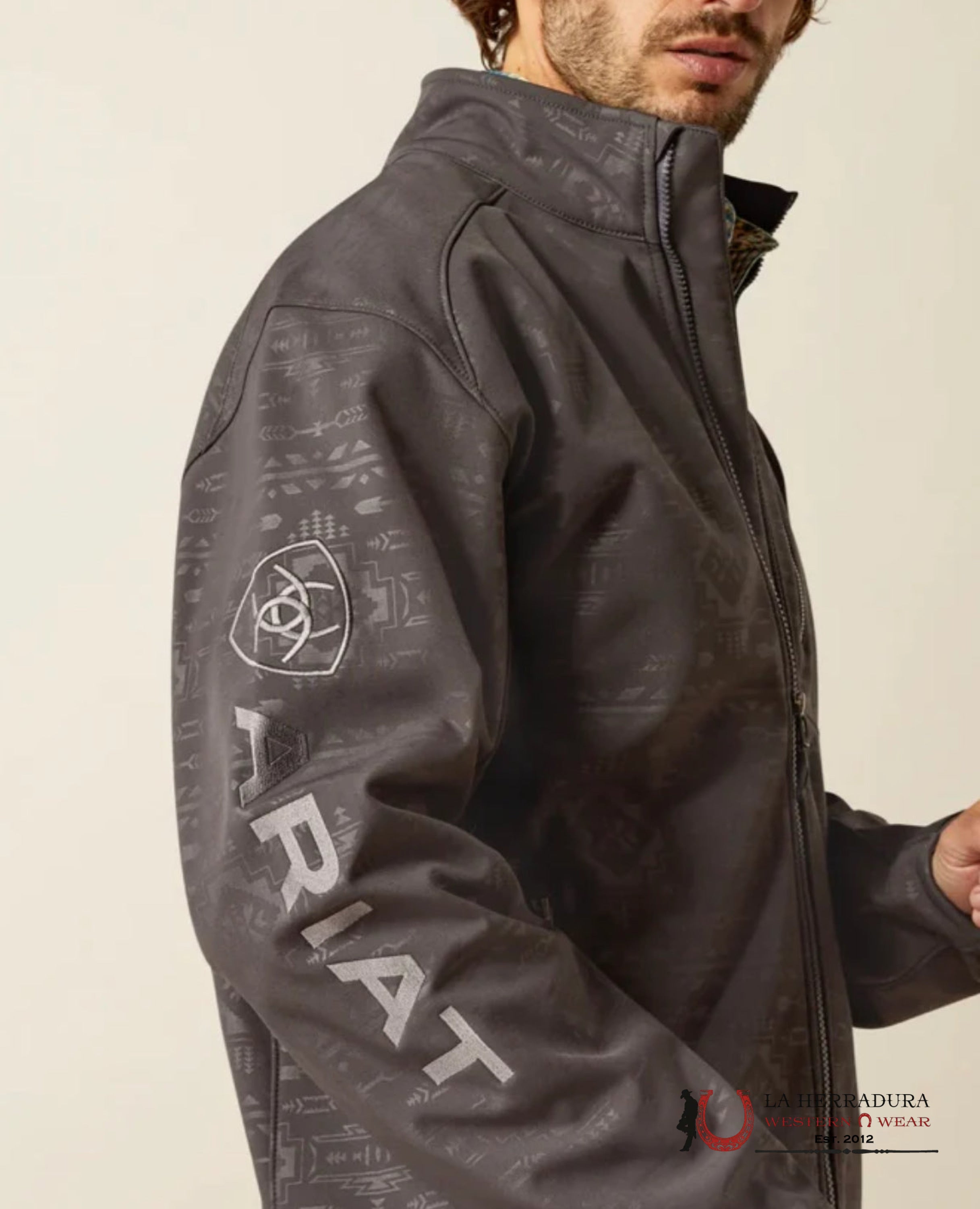 Ariat Jacket Logo 2.0 Softsehll Phantom Embossed- 8158 Ropa Hombres