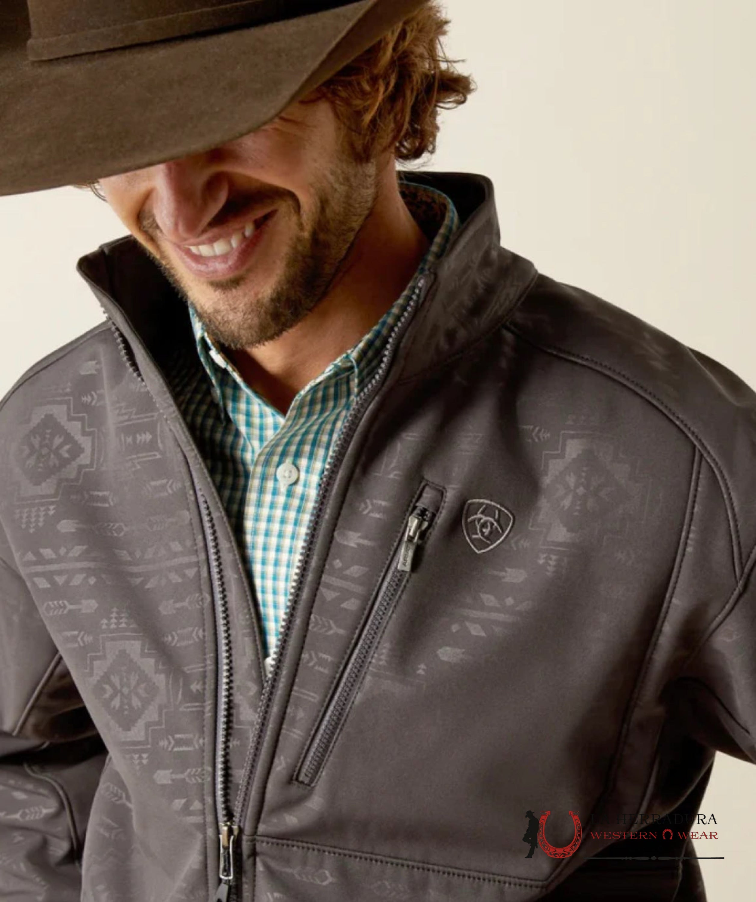 Ariat Jacket Logo 2.0 Softsehll Phantom Embossed- 8158 Ropa Hombres