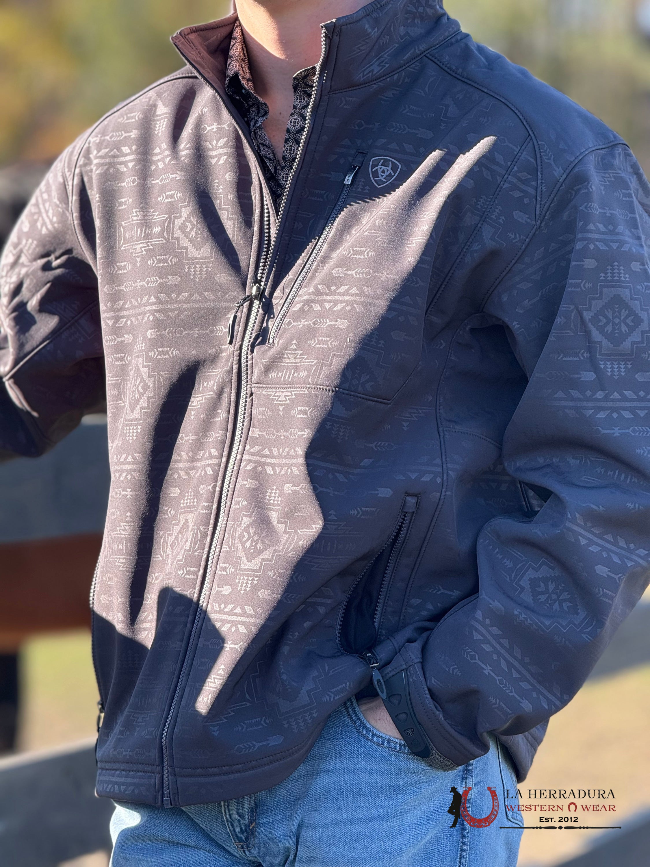 Ariat Jacket Logo 2.0 Softsehll Phantom Embossed- 8158 Ropa Hombres