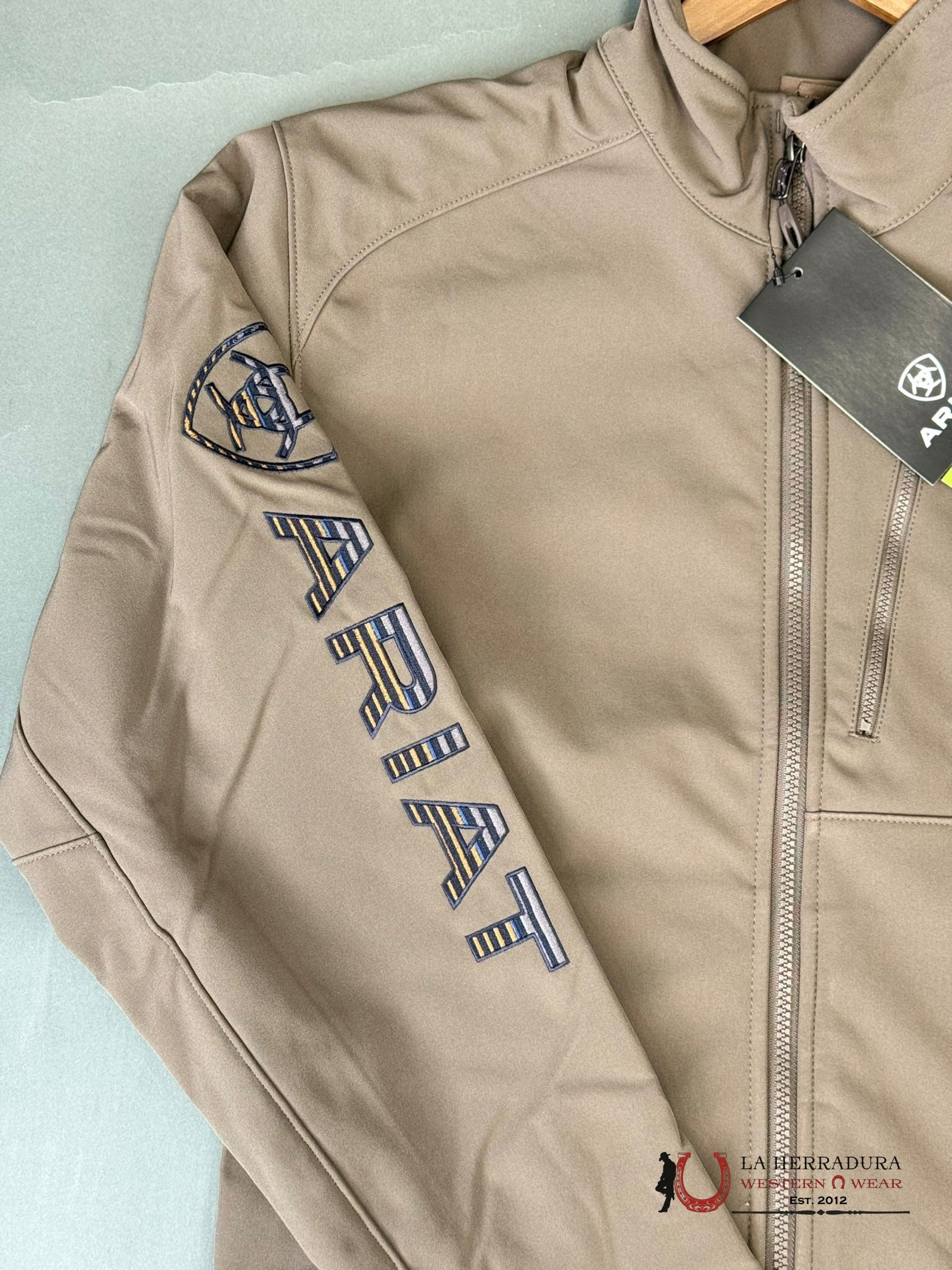 Ariat Jacket Logo 2.0 Softshell Banyan Bark Ropa Hombres