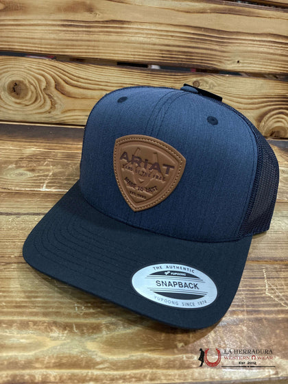 GORRA TRUCKER ARIAT DE CUERO CON LOGOTIPO AZUL