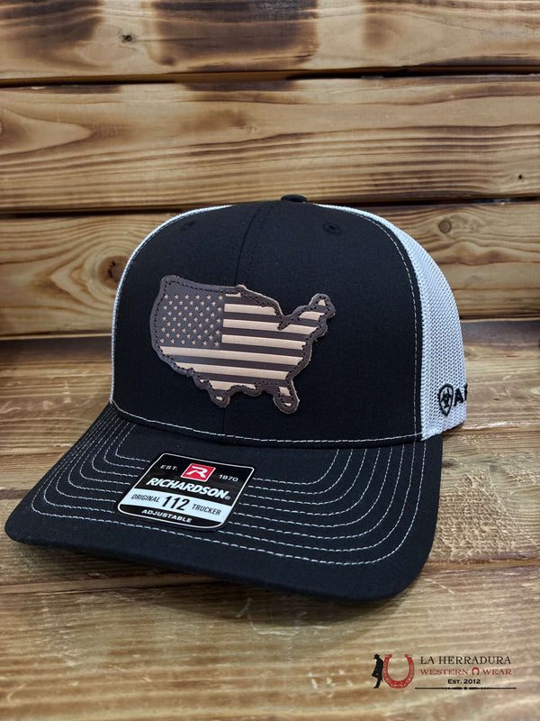 Gorra con logo y parche de bandera de EE. UU. Ariat