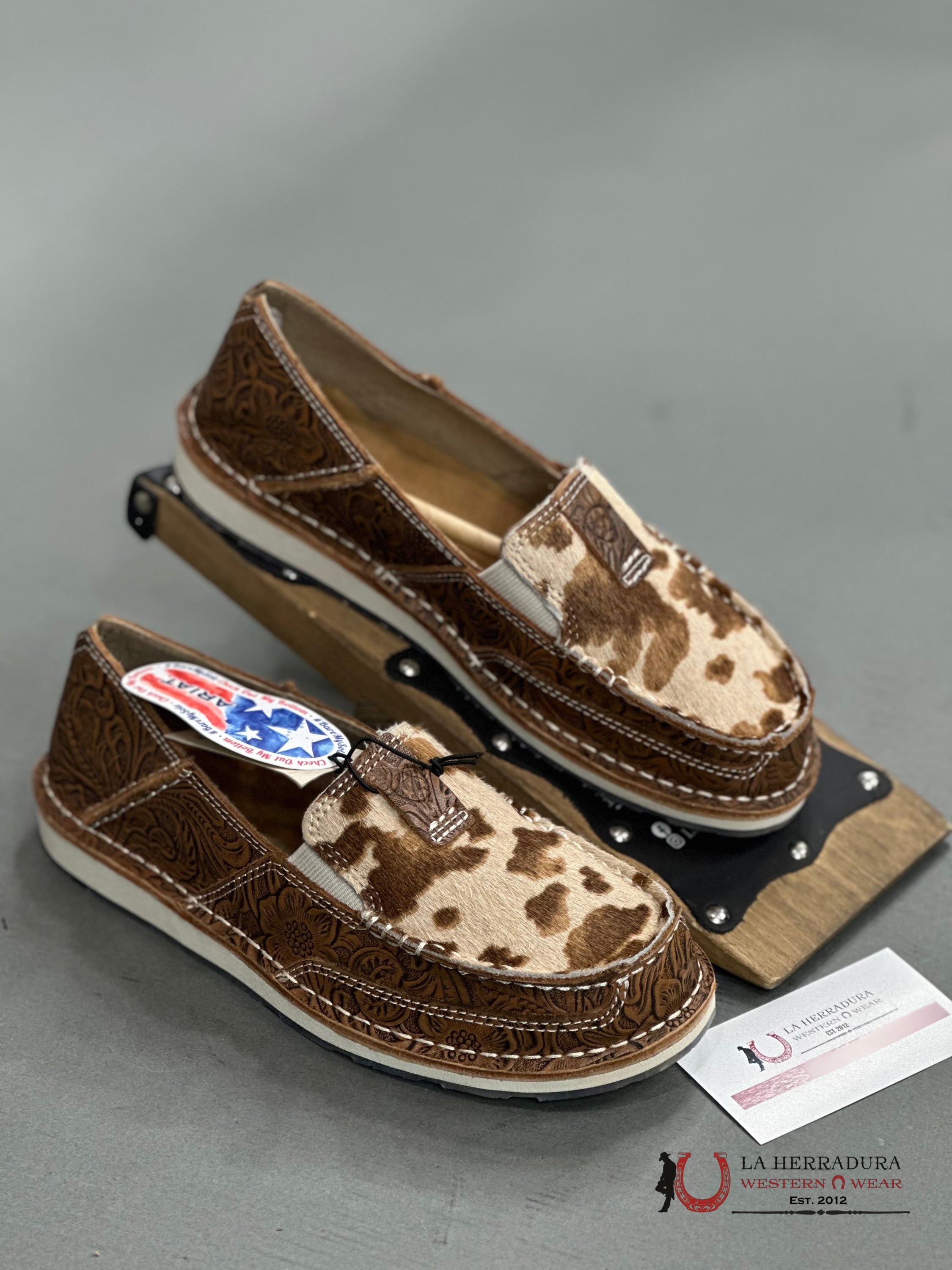 ARIAT WOMENS CRUISER TAN FLORAL EMBOSS WHITE BRINDLE HAIR ON- 10053680