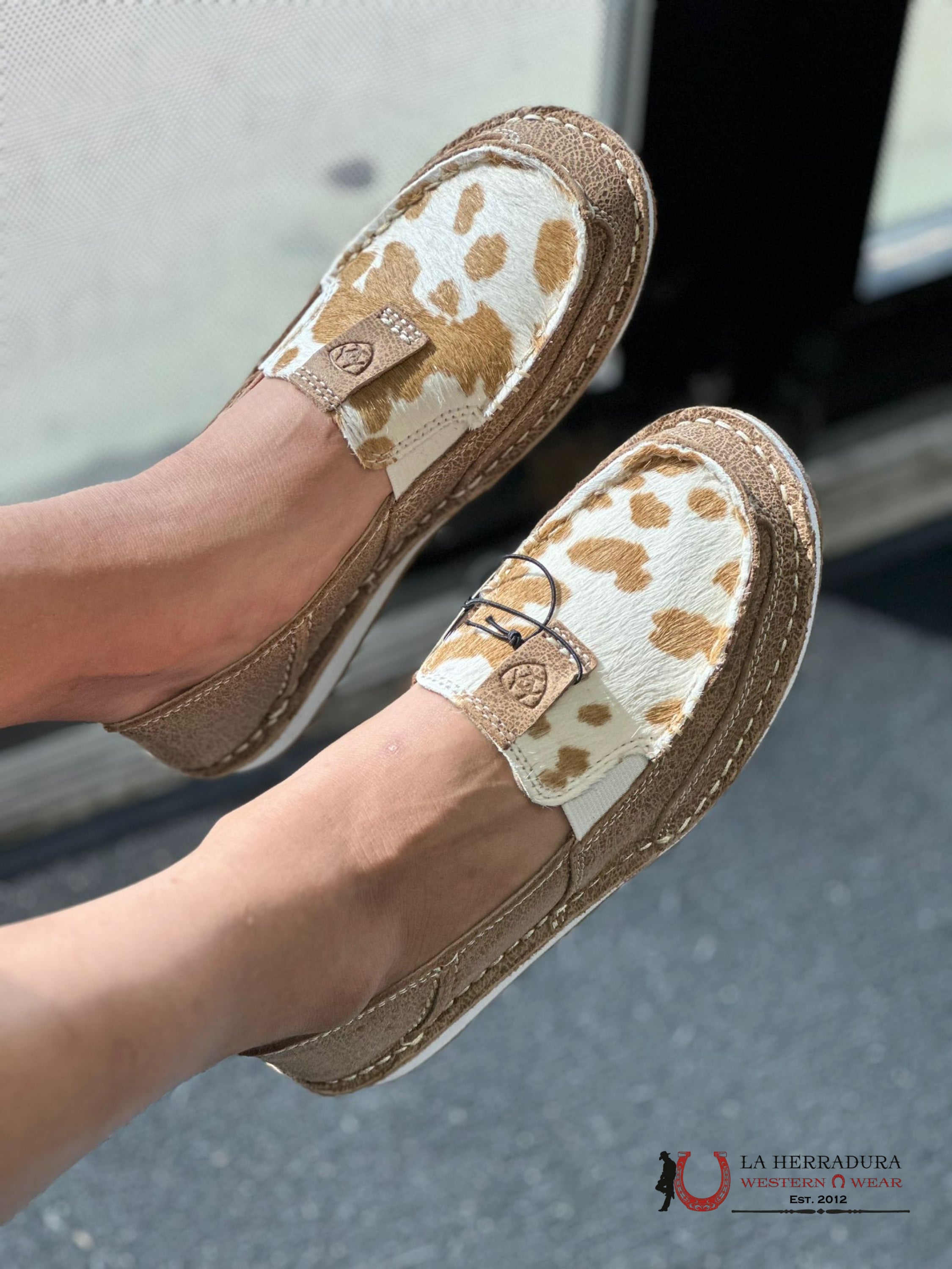 argue×U-DOT SLIP-ON NUDE BEIGE ARIAT WOMENS SLIP ON CRUISER ADOBE / TAN AND WHITE HAIR ON