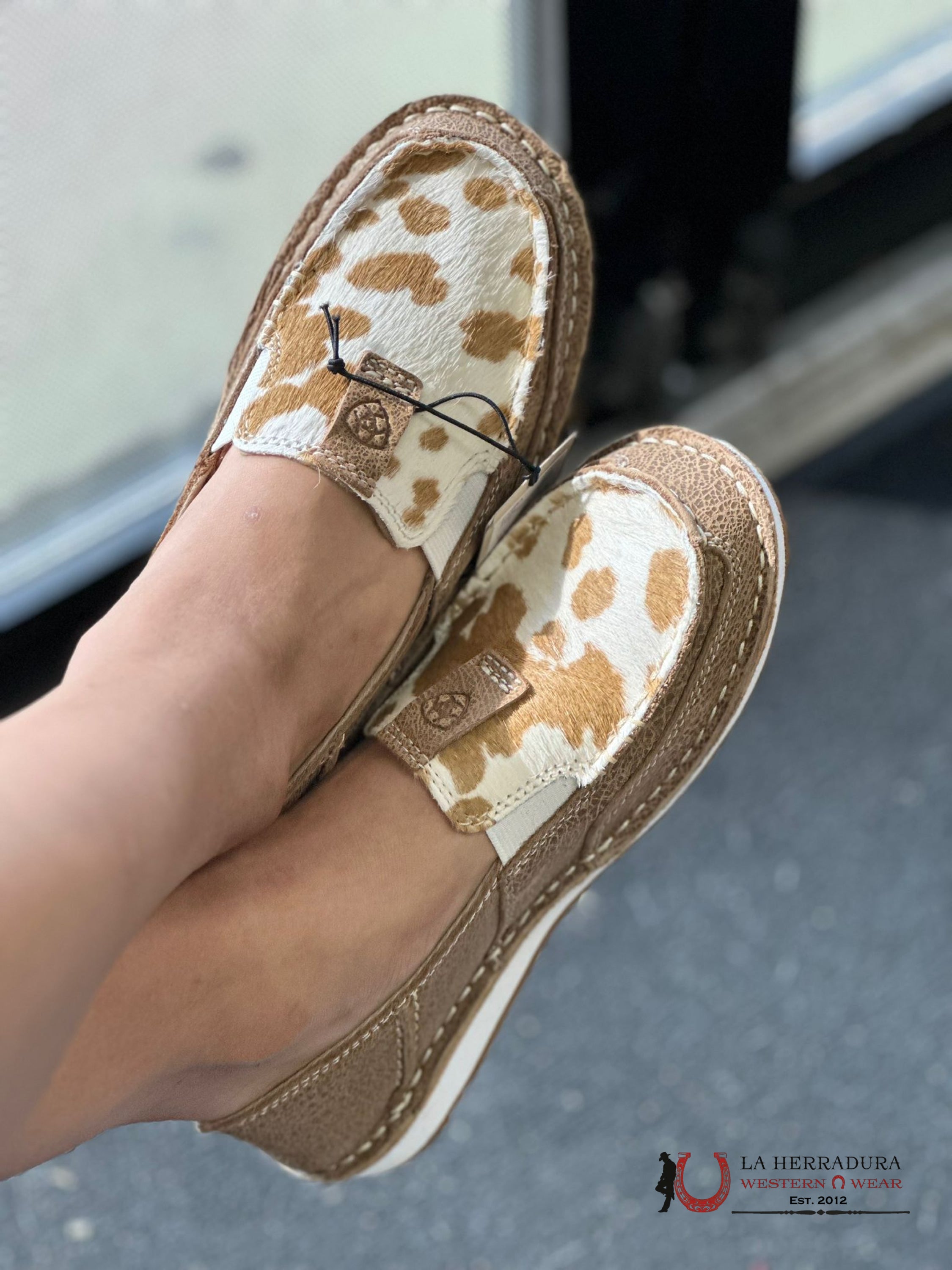 Ariat Womens Slip On Cruiser Adobe / Tan And White Hair Zapatos Mujeres