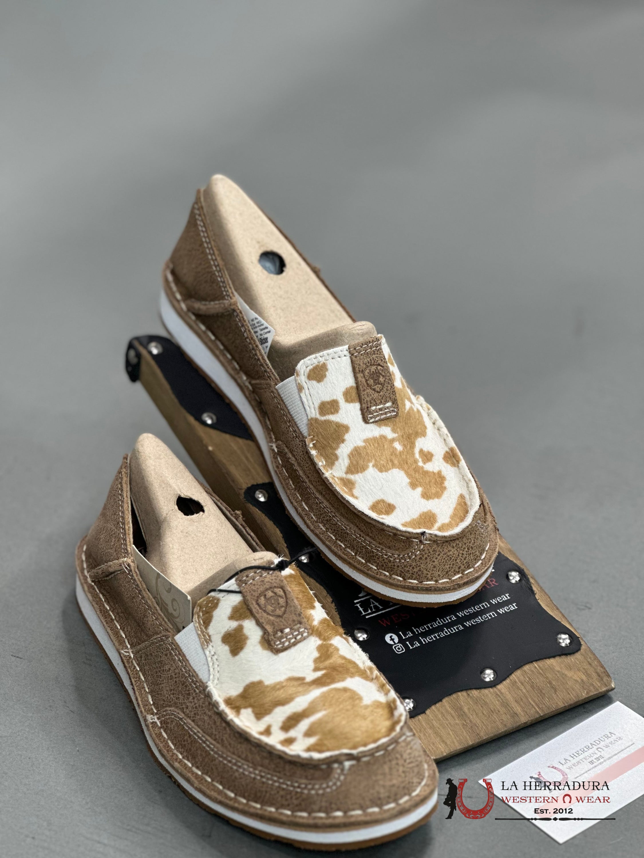 Ariat Womens Slip On Cruiser Adobe / Tan And White Hair Zapatos Mujeres