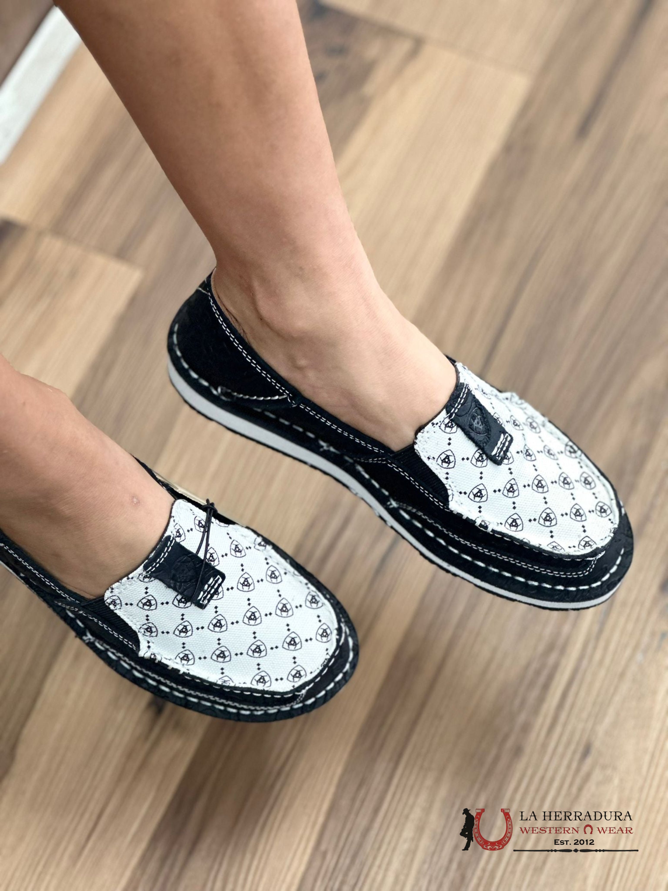 Ariat Womens Slip On Cruiser Black Suede Emboss & White Logo Print Zapatos Mujeres