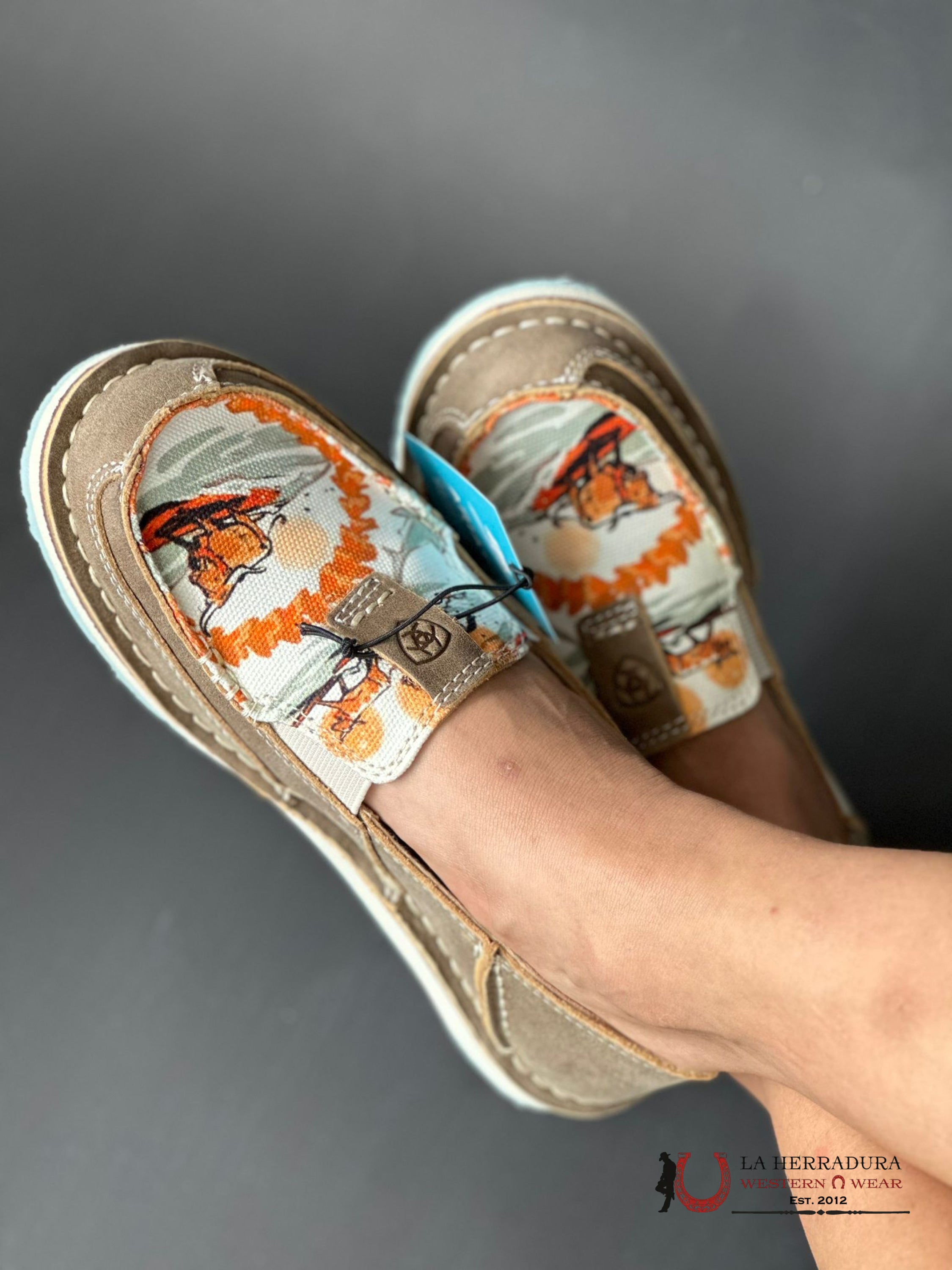 Ariat Womens Slip On Cruiser Western Aloha Brown Bomber Surfing Longhorn Print Zapatos Mujeres