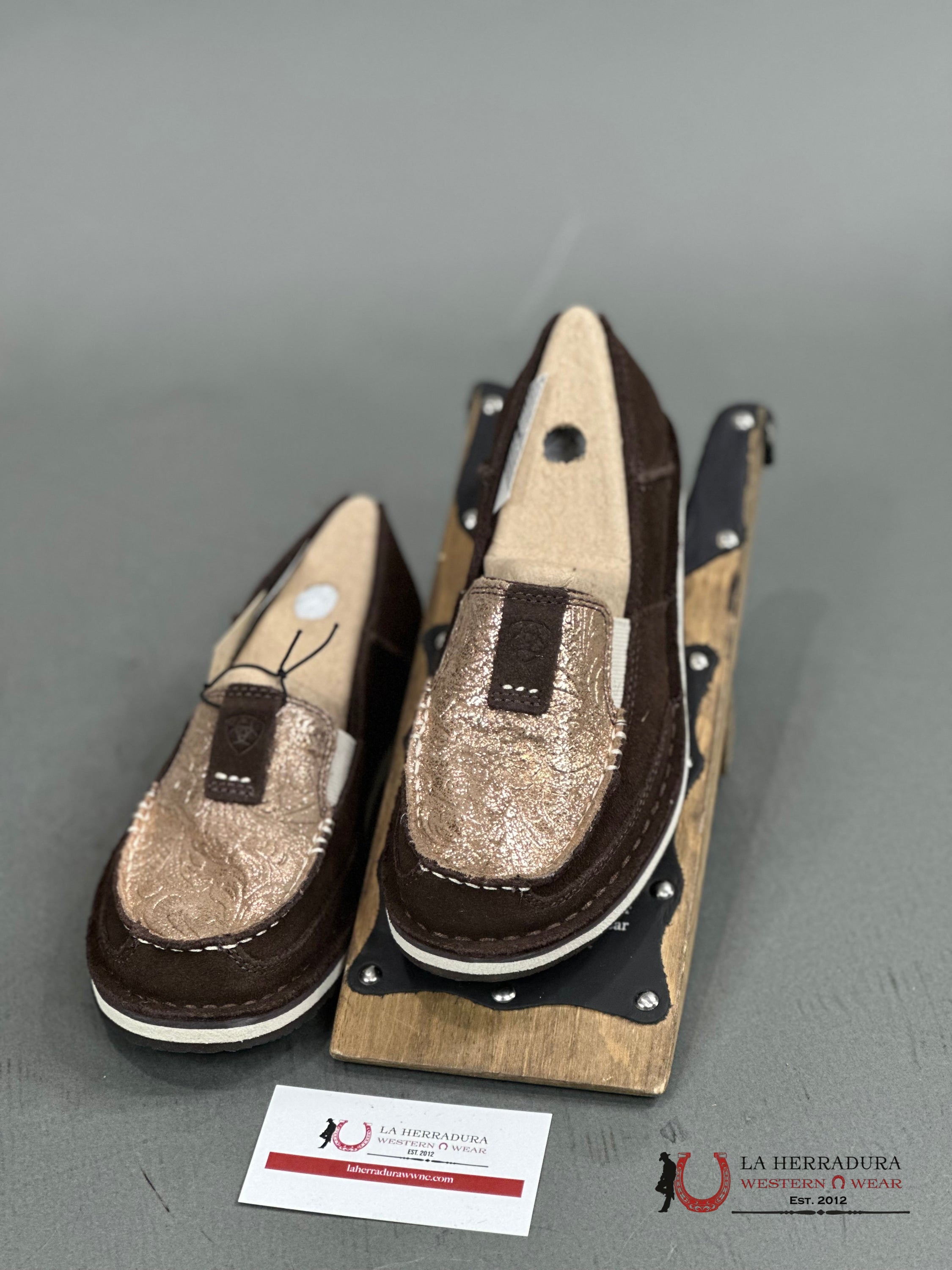 Ariat Womens Slip On Crusier Azteca Suede/Matallic Copper Floral Zapatos Mujeres