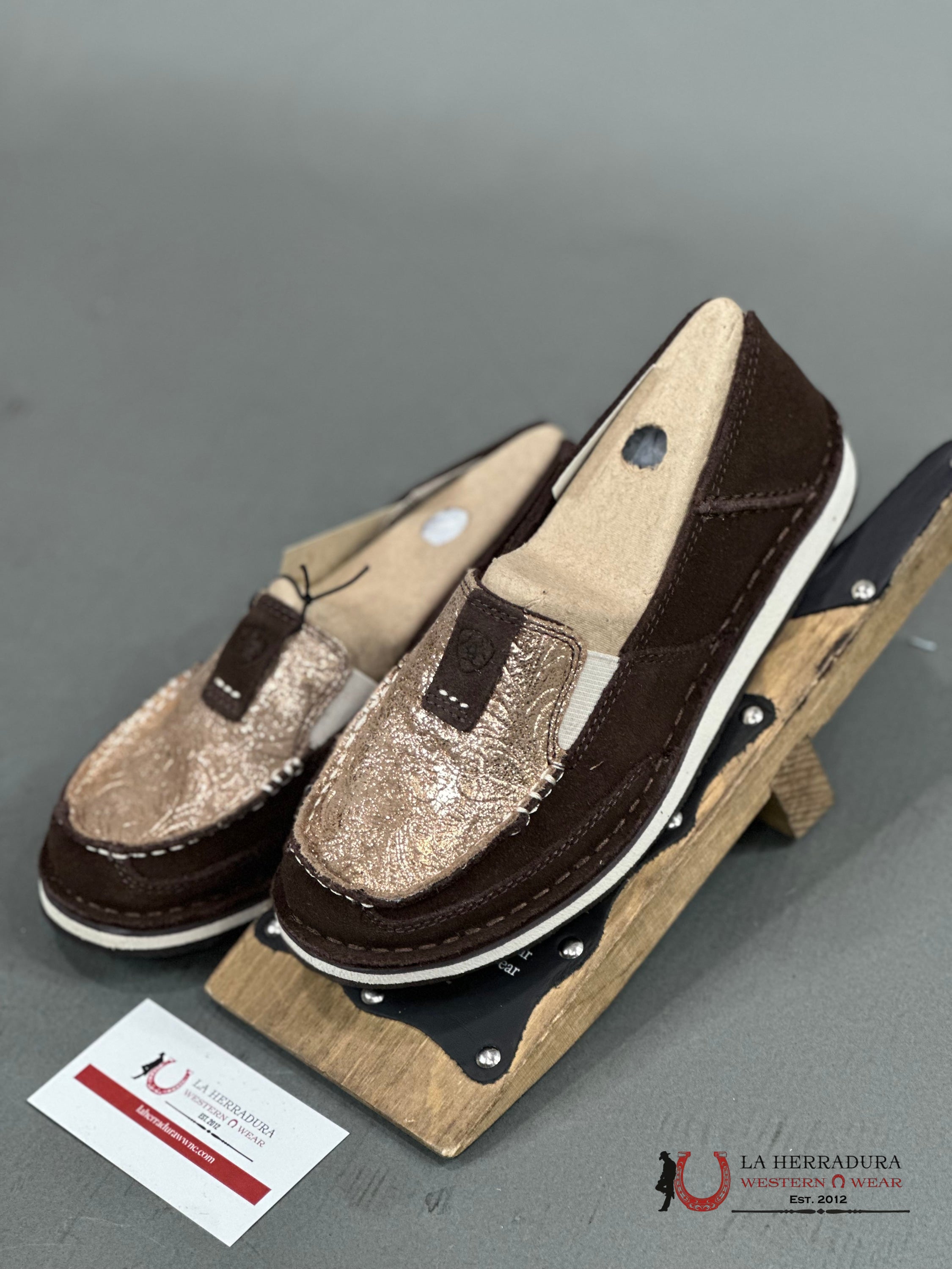 Ariat Womens Slip On Crusier Azteca Suede/Matallic Copper Floral Zapatos Mujeres