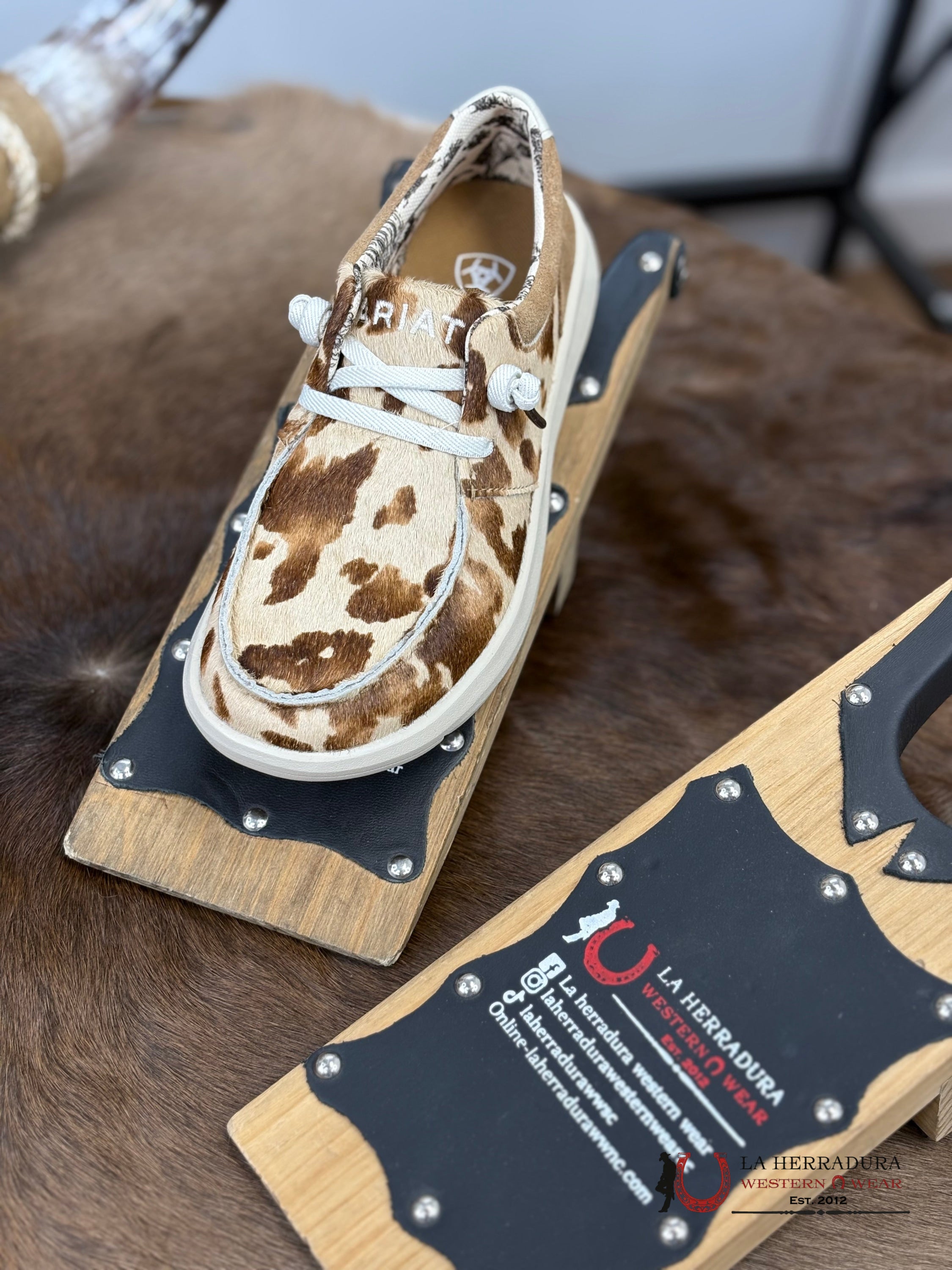 Ariat Womens Slip On Hilo Tan And White Bundle Hair On/Dark Suede Zapatos Mujeres