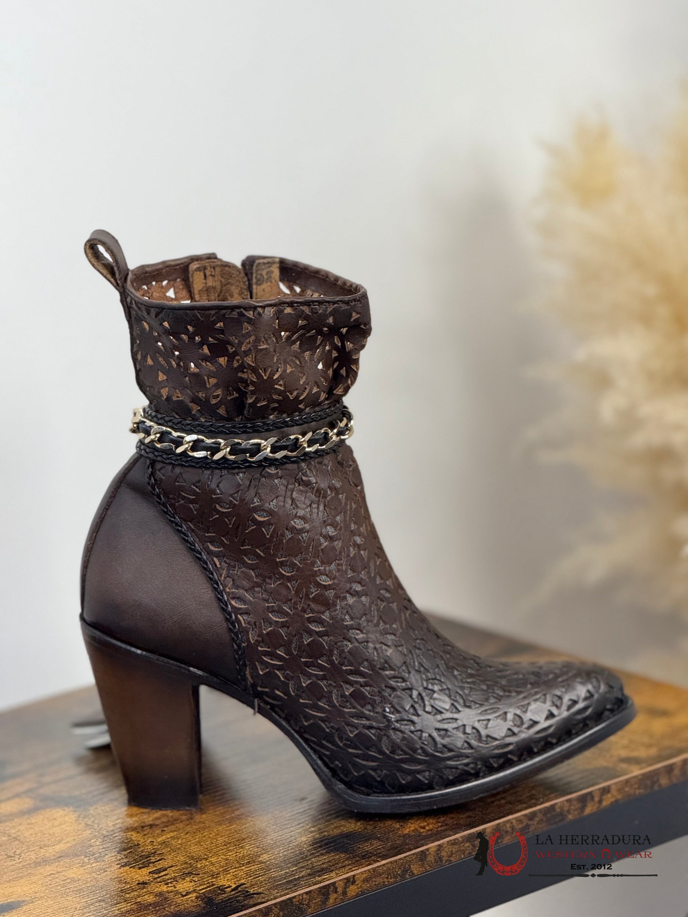 BOTIN CUADRA DARK BROWN EMBROIDERY SNIP TOE BOTAS MUJERES