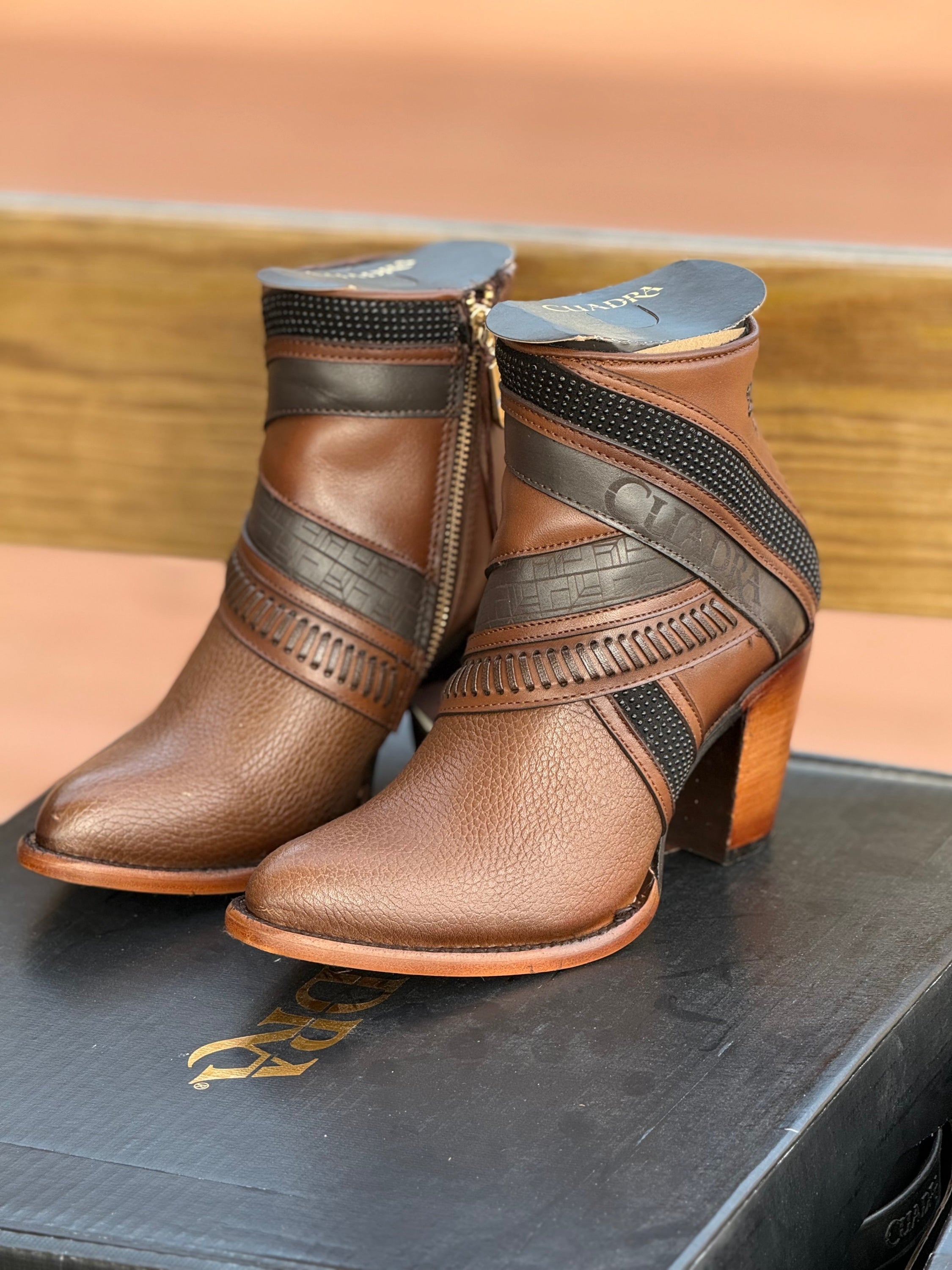 Botin Cuadra Res Santana Miel Laser Woven Round Toe Botas Mujeres