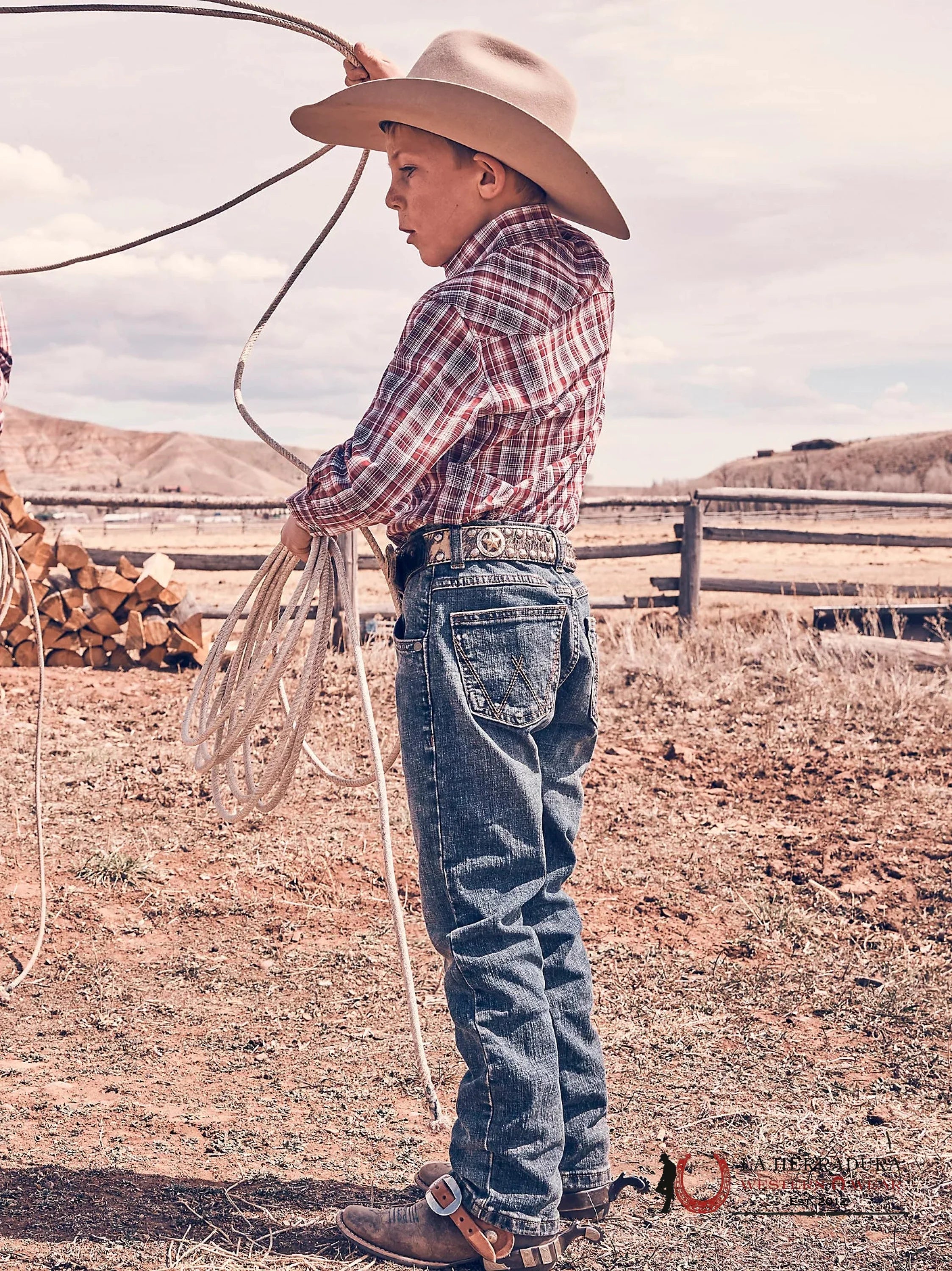 BOYS JEANS WRANGLER RETRO SLIM STRAIGHT SITS LOWER ON WAIST 1088BWZBZ NIÑOS