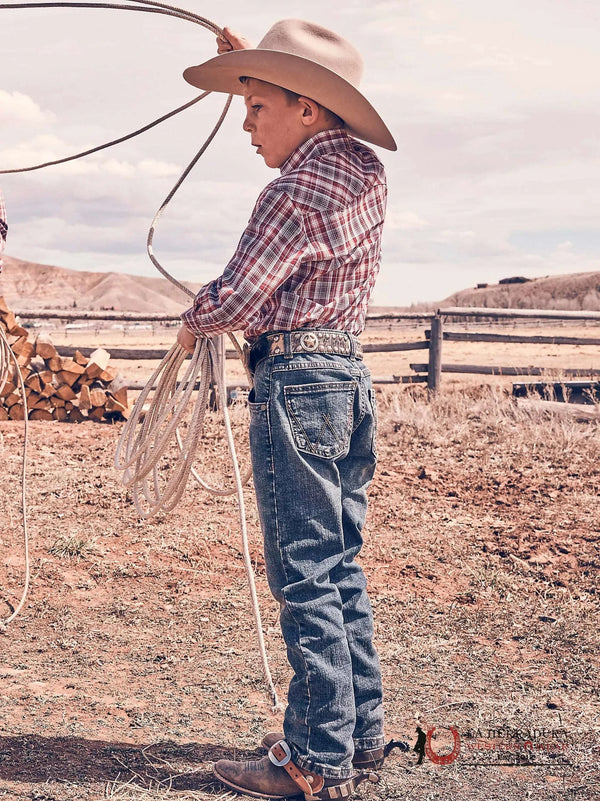 VAQUEROS PARA NIÑOS WRANGLER RETRO SLIM RECTO SE ASIENTA MÁS BAJO EN LA CINTURA 1088BWZBZ