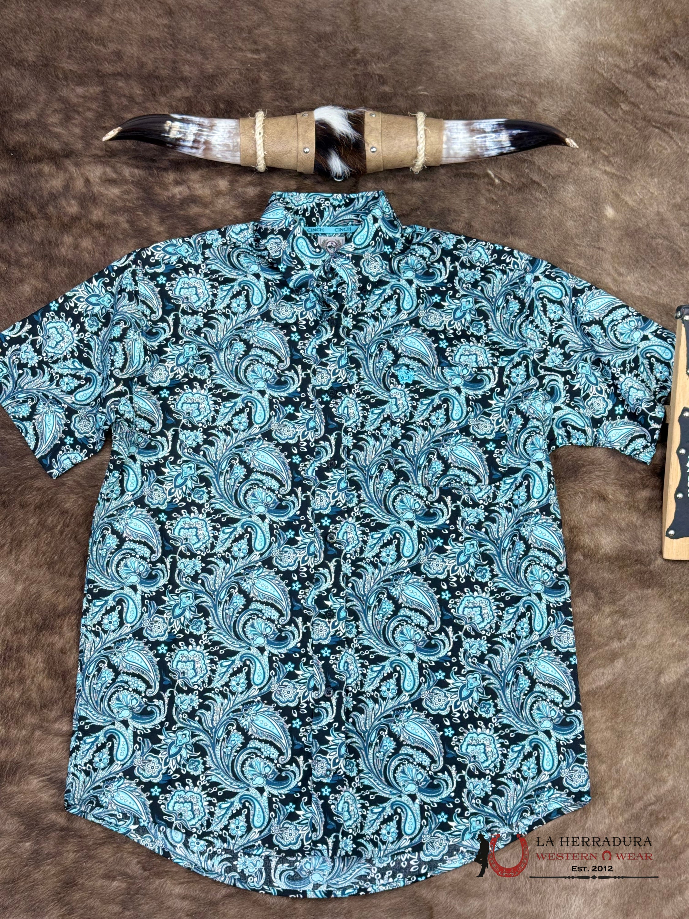 Cinch Men’s Black With Blue Floral Print Short Sleeve Shirt - 1480 ROPA HOMBRES
