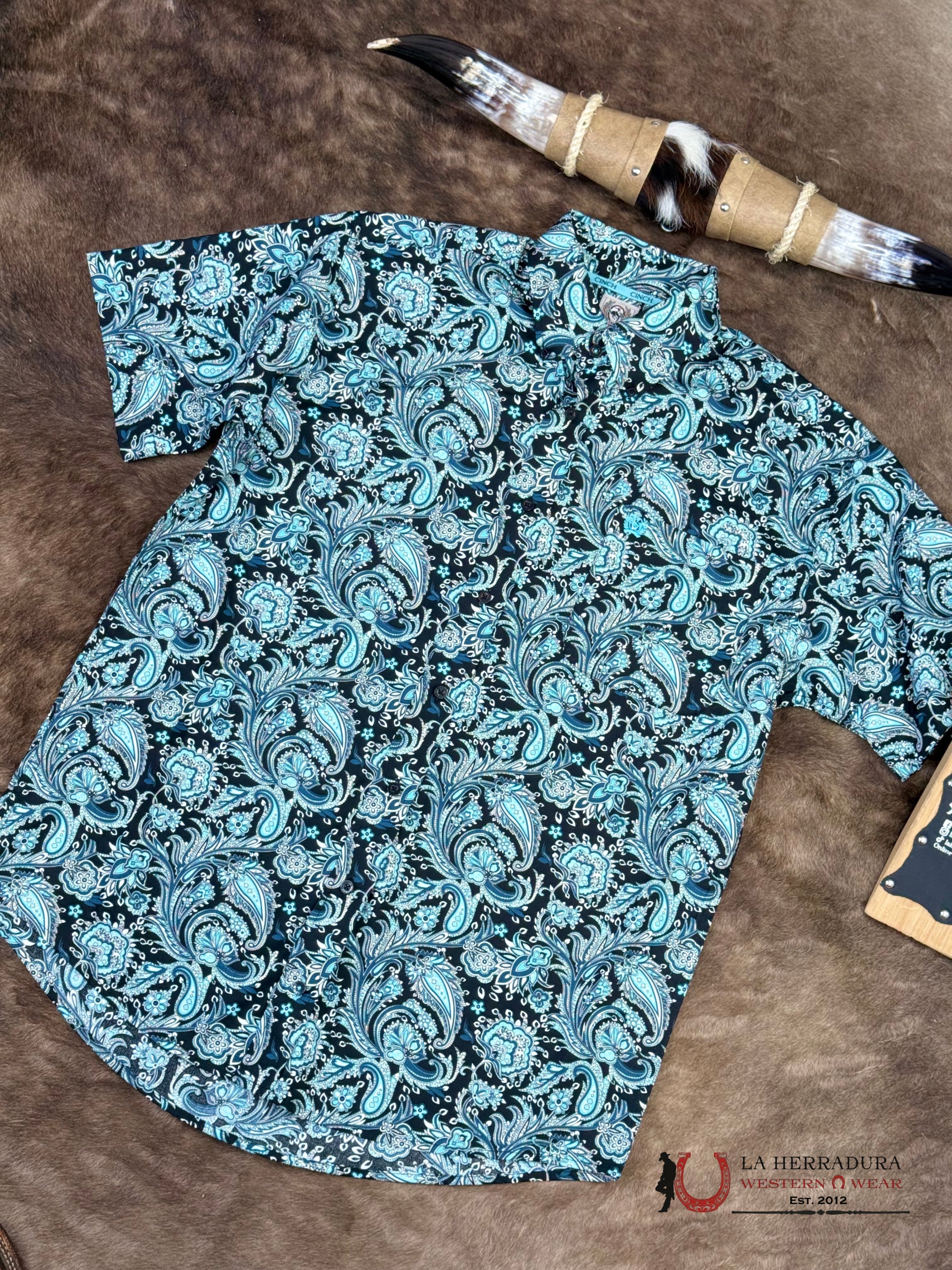 Cinch Men’s Black With Blue Floral Print Short Sleeve Shirt - 1480 ROPA HOMBRES