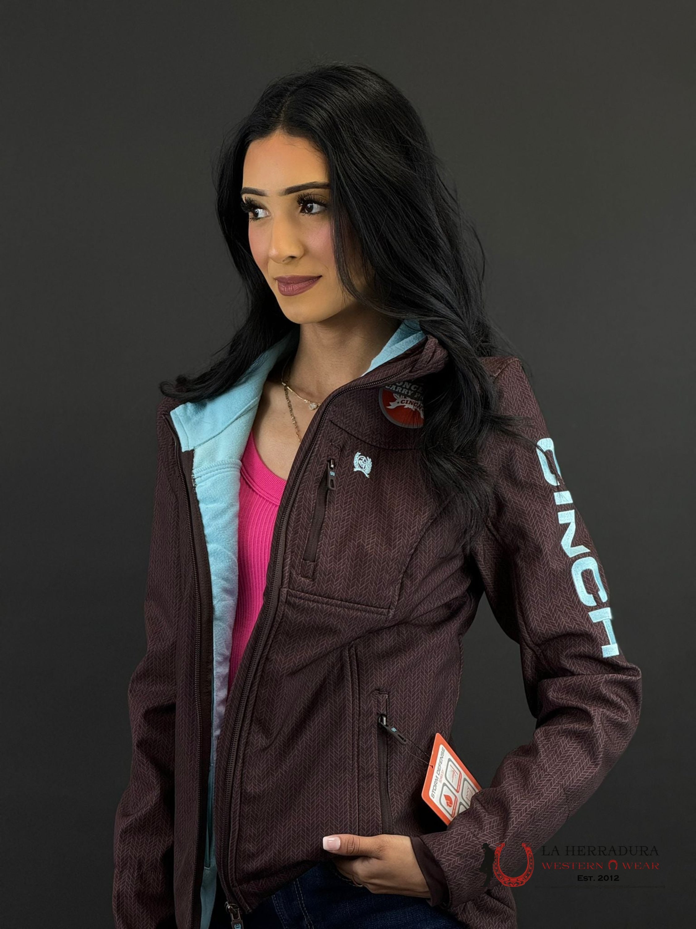 Cinch Womens Brown Softshell W/Blue Logo On Sleeve & Full Zip Concealed Carry Pocket Ropa Mujeres