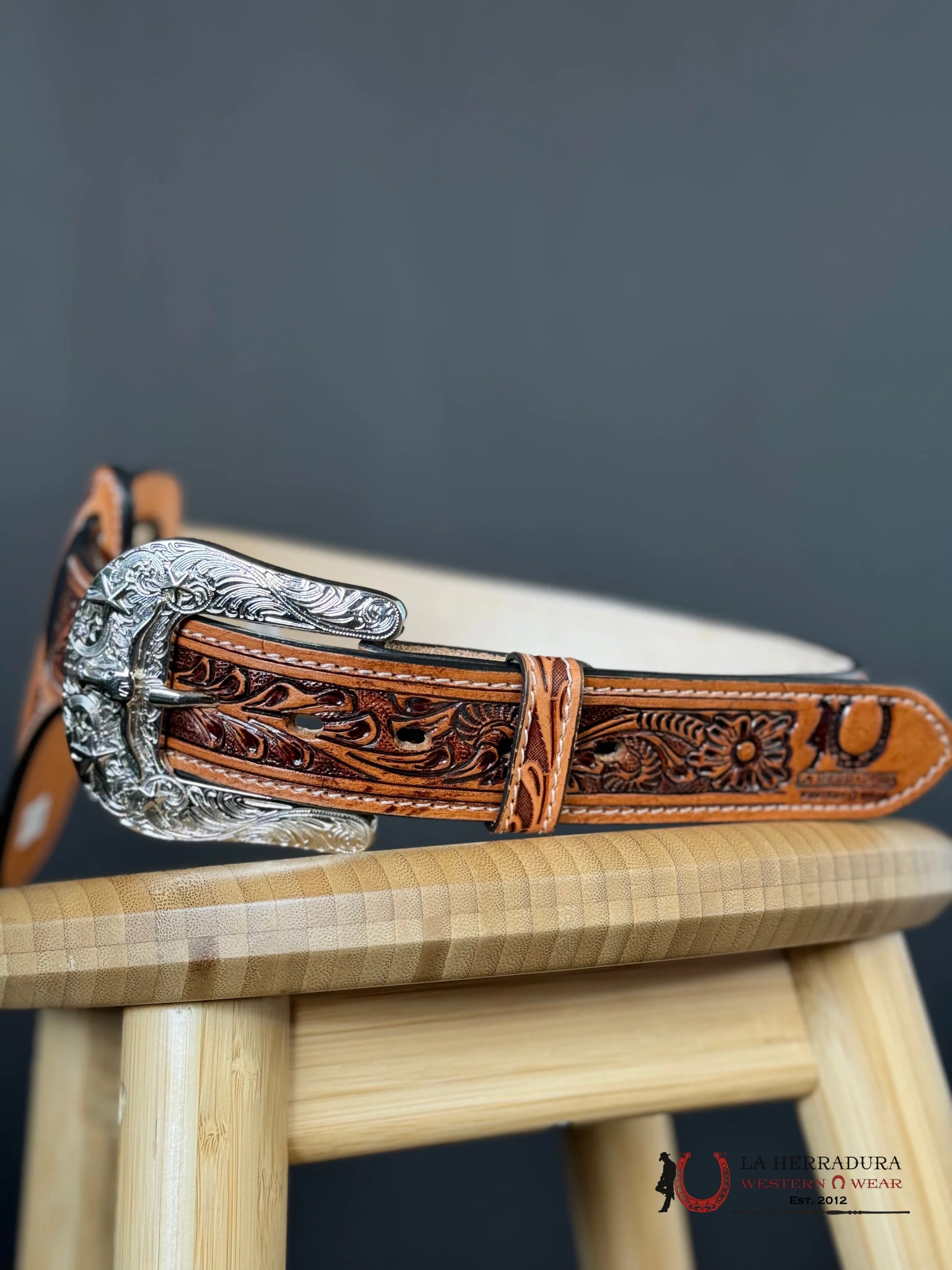 Cinto Azteca Cuero Cincelado White/Red Gold Only Belt! Cinturones Hombres