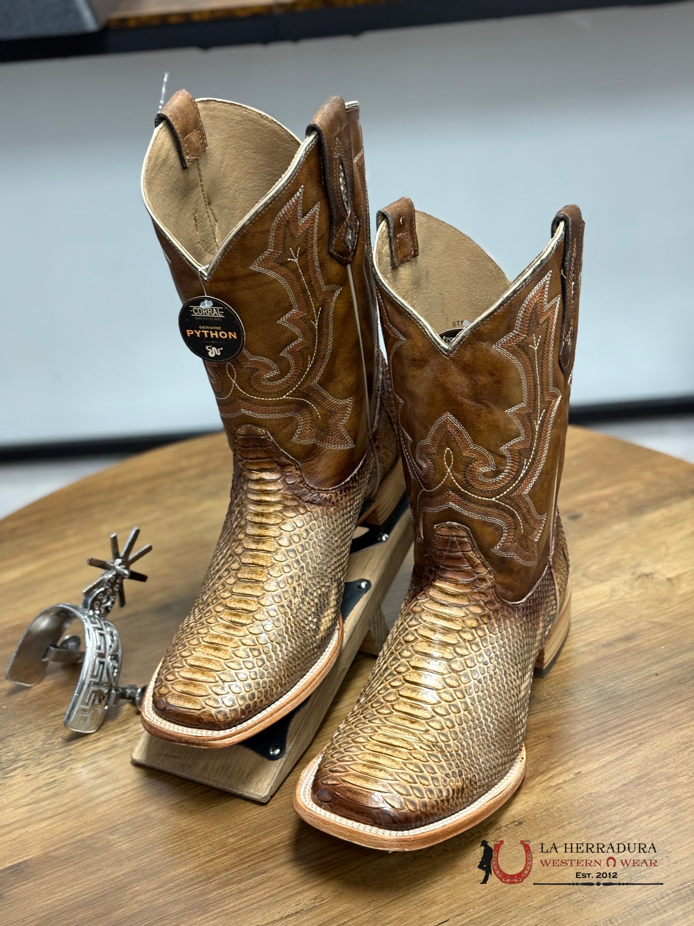Corral Mens Taupe Python Embroidery Wide Sq Toe Botas Hombres