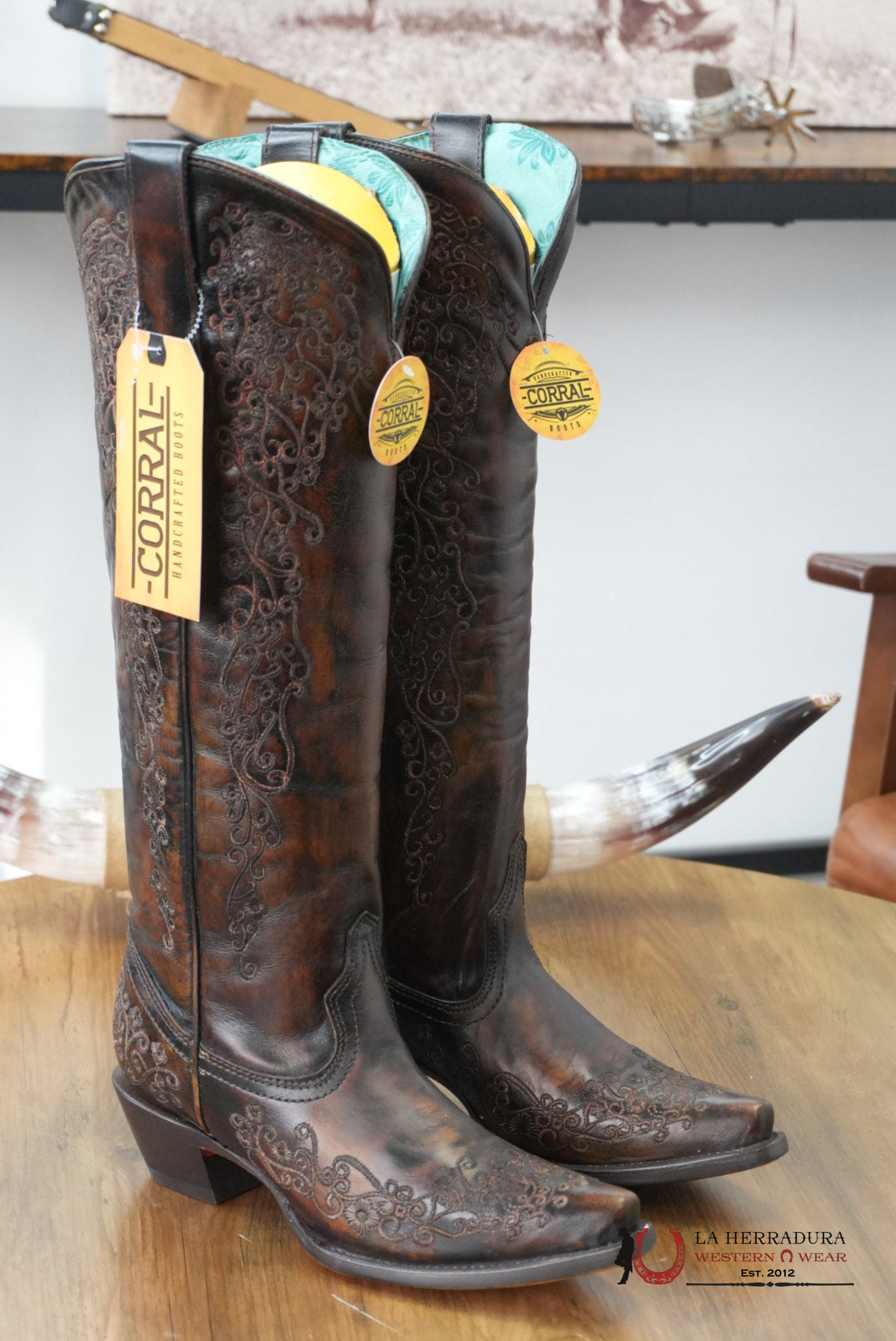 WOMENS CORRAL TALL BOOT BLACK/HONEY FLORAL EMB. BOTAS MUJERES