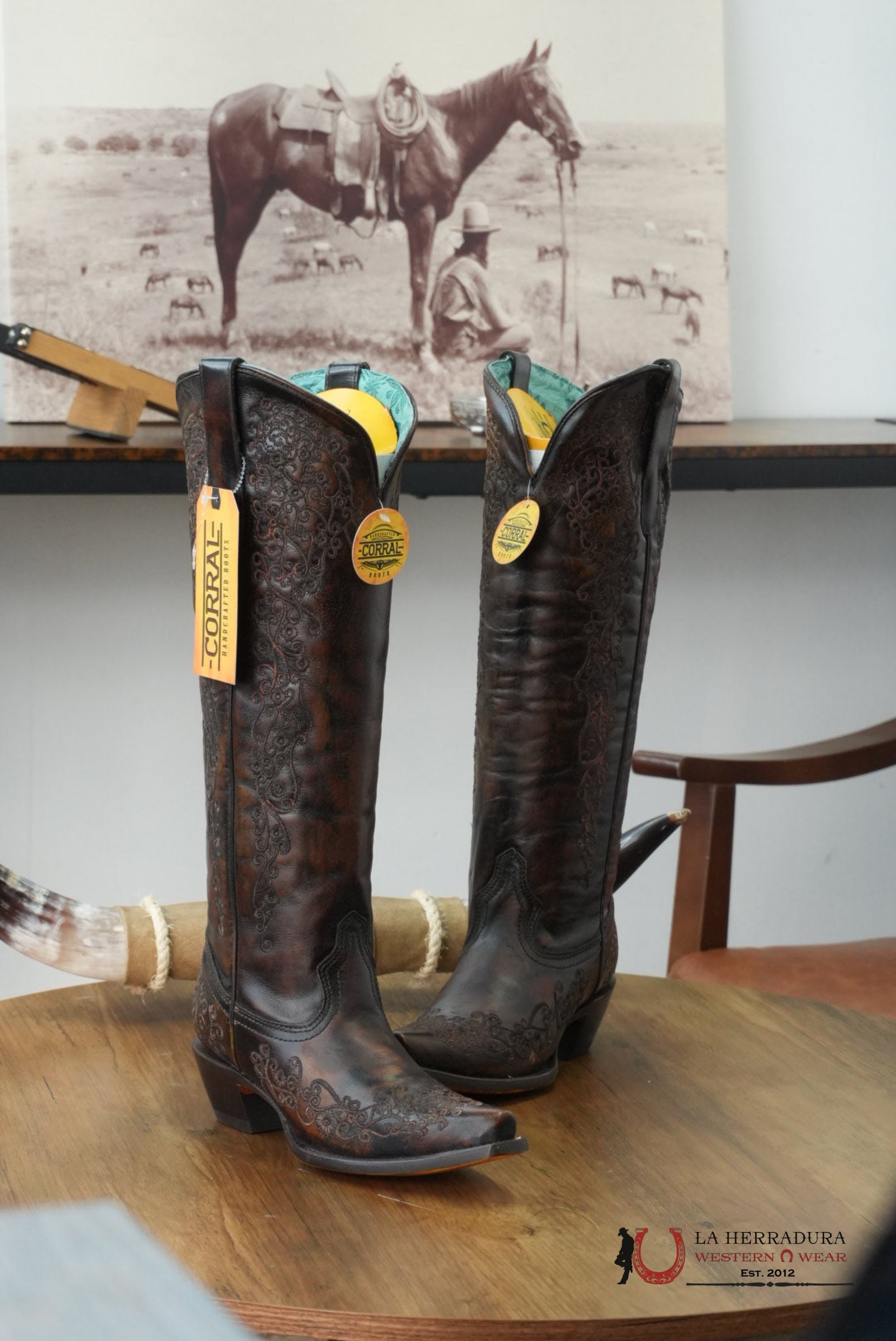 WOMENS CORRAL TALL BOOT BLACK/HONEY FLORAL EMB. BOTAS MUJERES